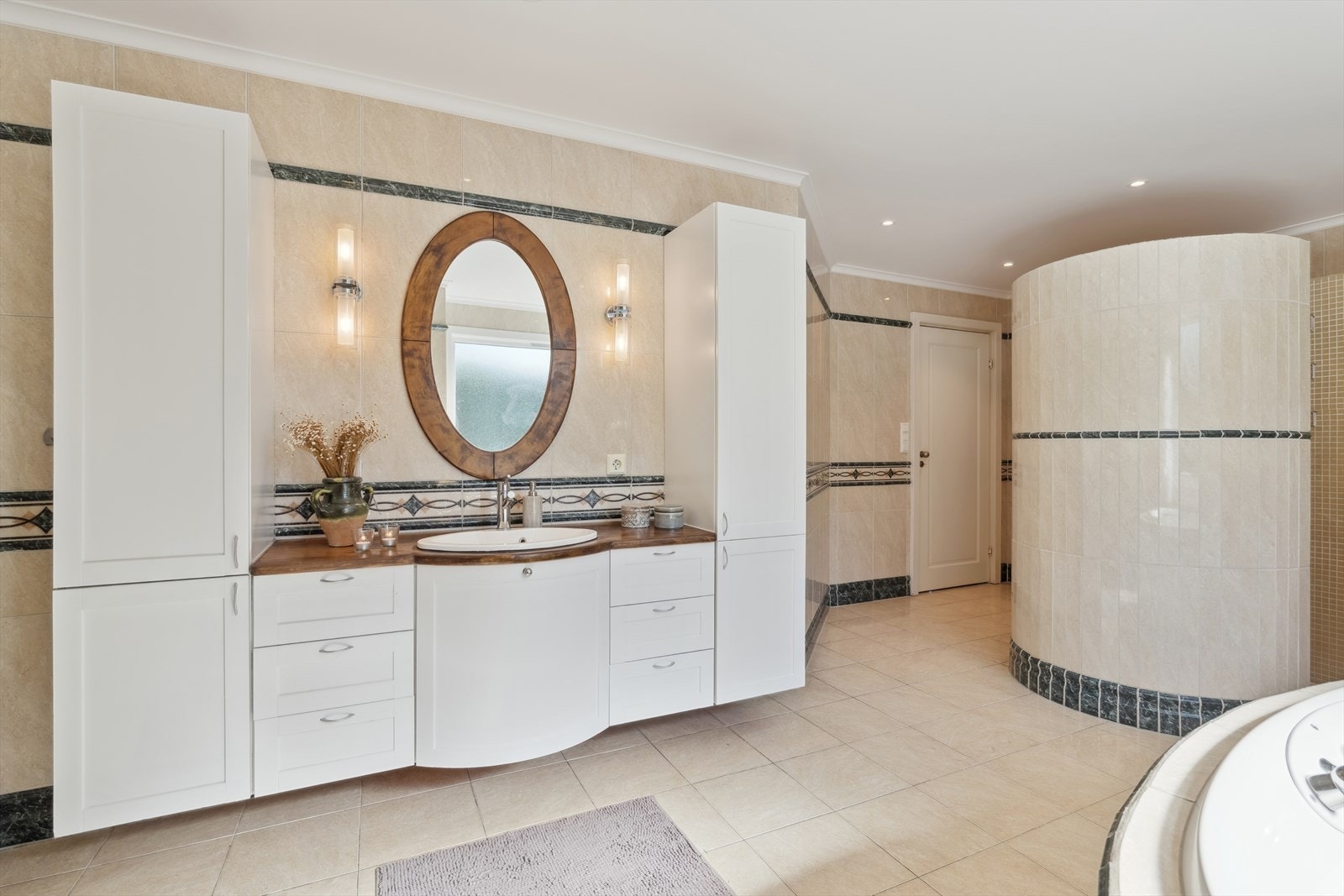 Lekkert flislagt bad med stor baderomsinnredning Galleribilde