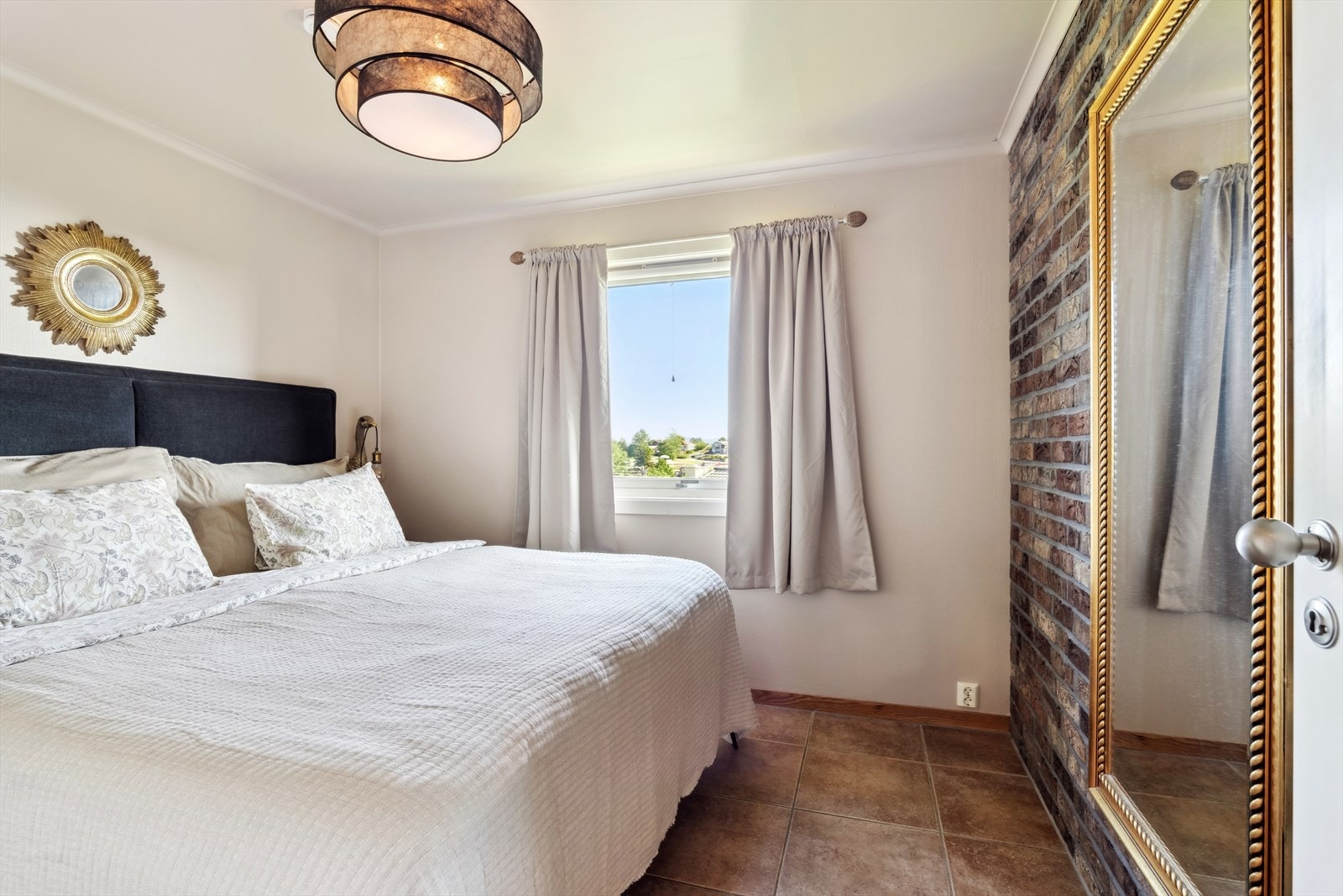 Hovedsoverom med god plass til dobbeltseng Galleribilde