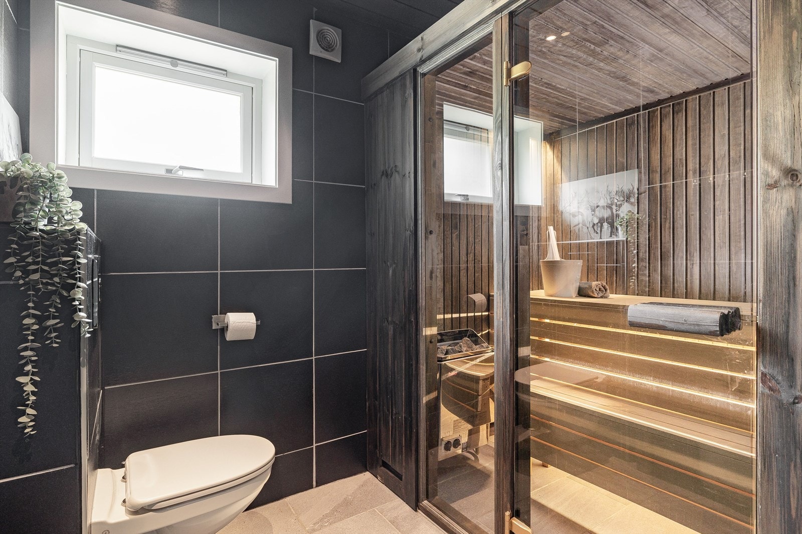 I tilknytning til badet er det en badstue med trebenker og badstuovn. Galleribilde