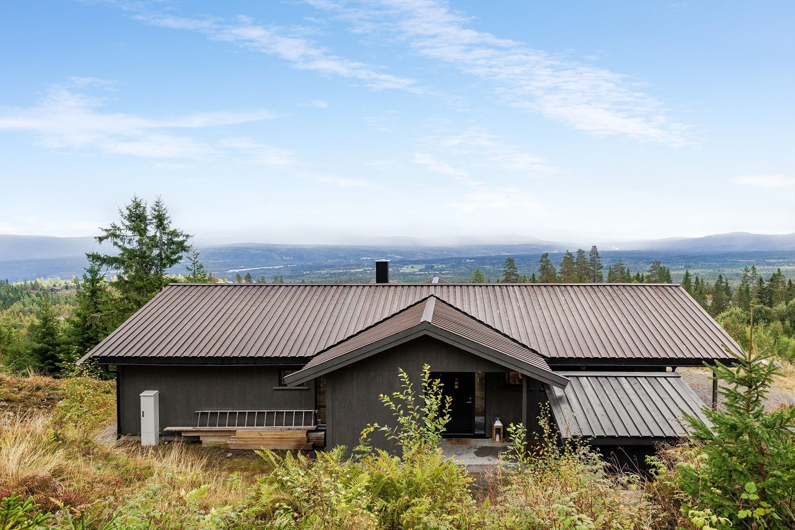 Hytta ligger høyt over havet og innbyr til gode solforhold og flott utsikt. Galleribilde