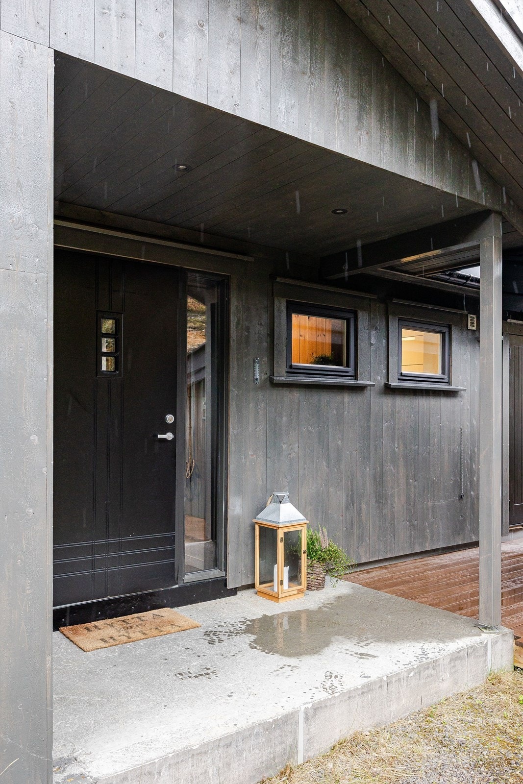 Overbygget inngangsparti med adkomst til terrasseplatting på ca. 54 kvm. Galleribilde