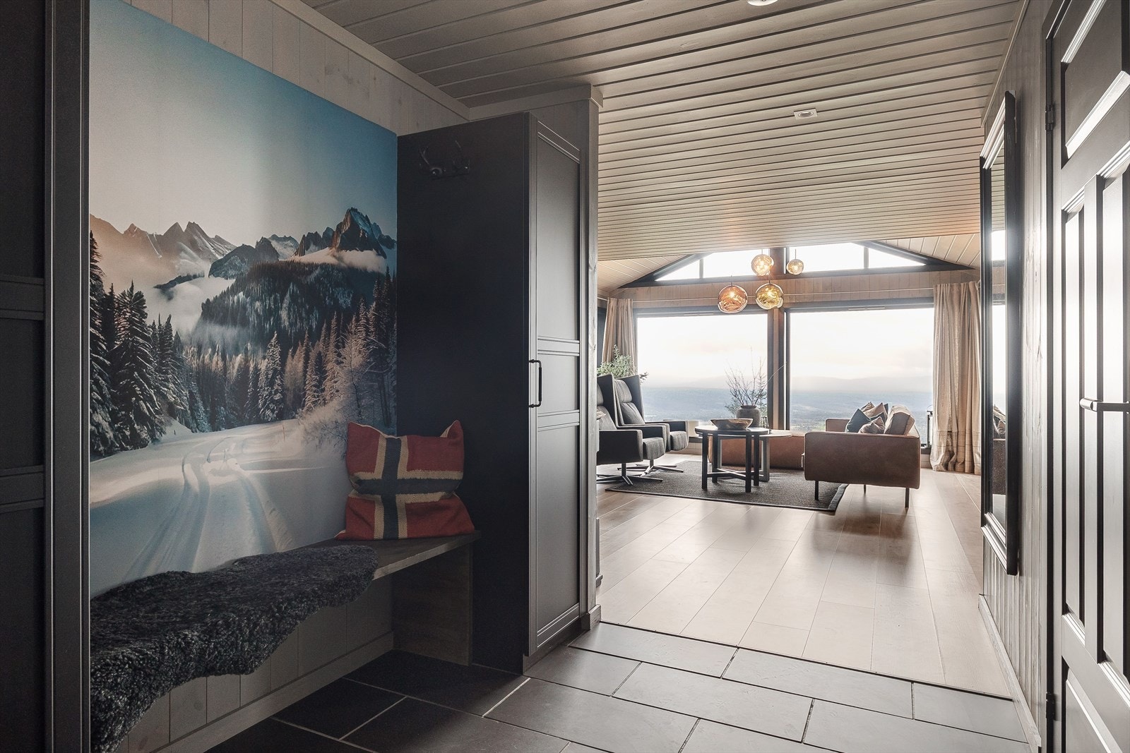 Du ønskes velkommen inn i en stor entre med godt med garderobeskap og oppbevaringsplass. Legg merke til den flotte utsikten fra stuevinduet! Galleribilde