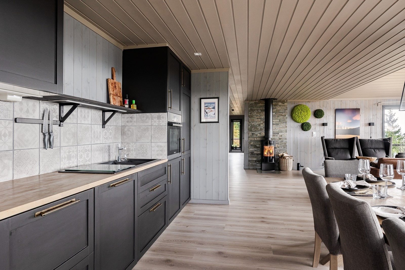 Kjøkkenet ligger i åpen løsning med stuen noe som gjør hele rommet til et stort og sosialt oppholdsrom for hele familien. Galleribilde