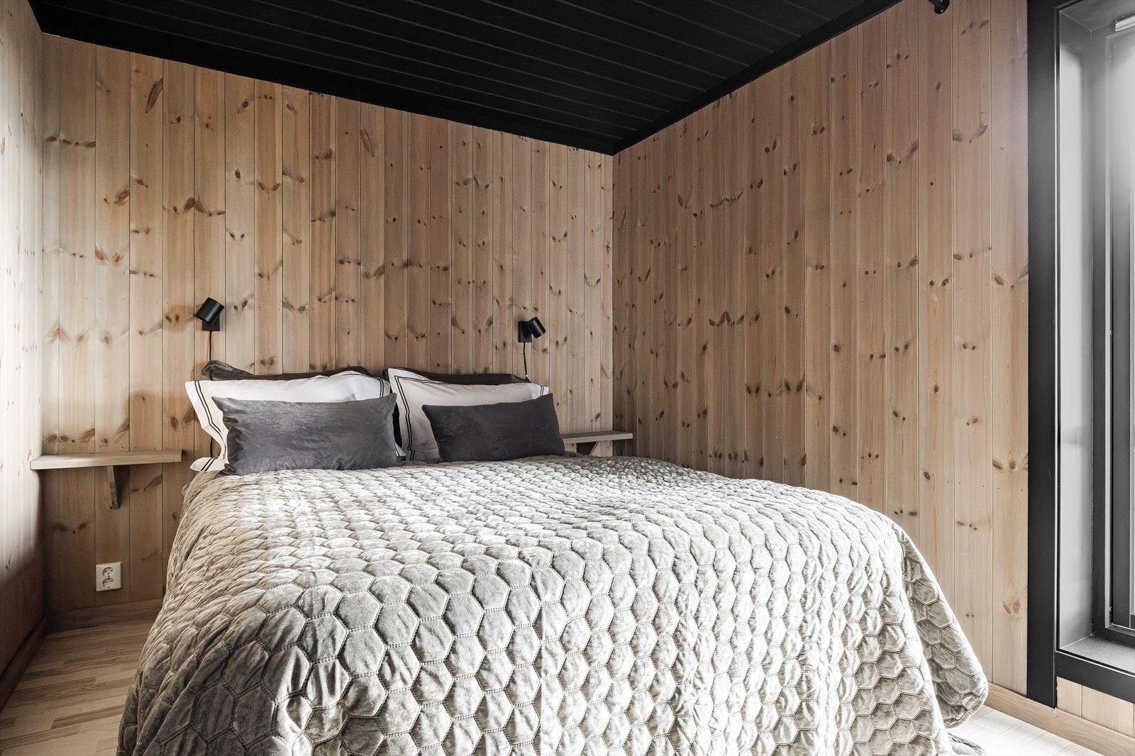 Hytta har til sammen 4 soverom. Hovedsoverommet er innredet med dobbeltseng og fastmonterte nattbord. Galleribilde