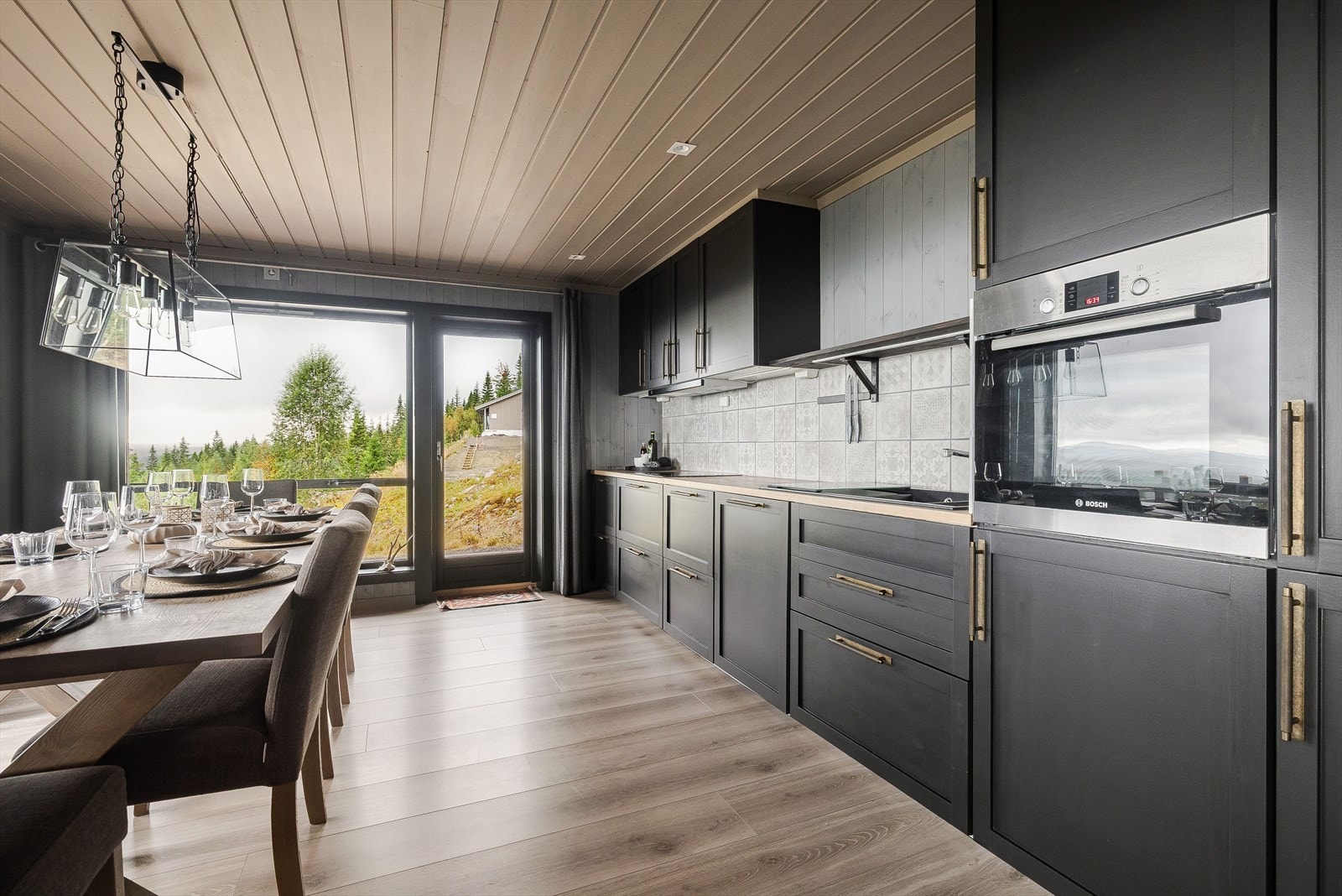 Lekkert, tidløst kjøkken med integrerte hvitevarer og god plass til stort spisebord. Galleribilde