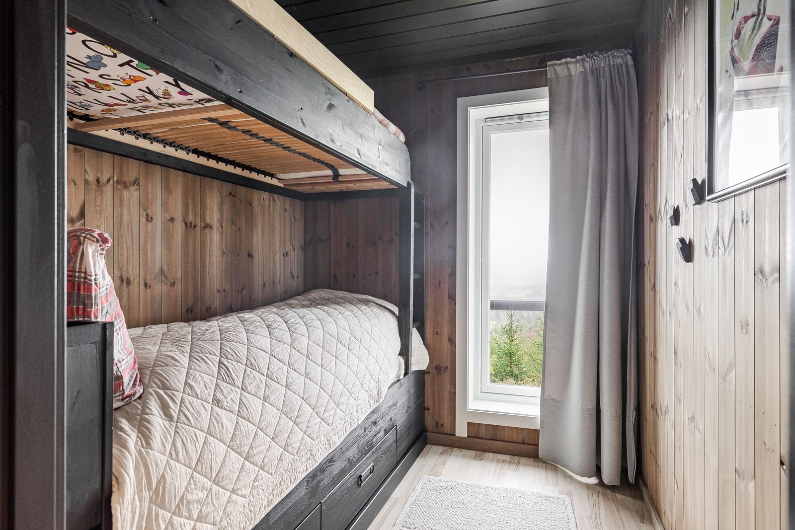 Soverom 4 er innredet med køyeseng. Legg merke til at alle 4 soverom har store vinduer med utsikt over den flotte åsen. Galleribilde