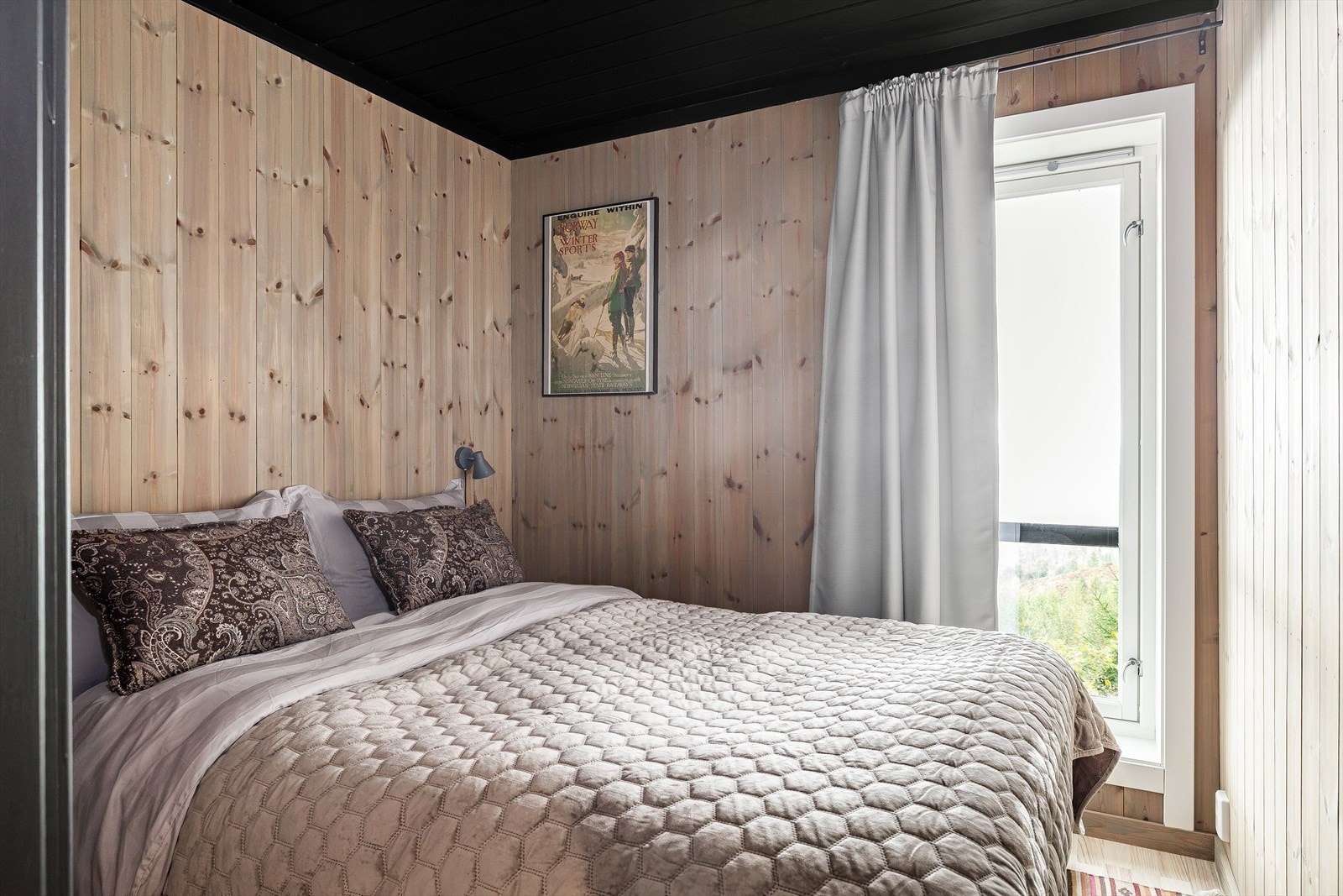 Soverom 2 er også innredet med dobbeltseng og har et stort vindu som sørger for mye naturlig lys. Galleribilde