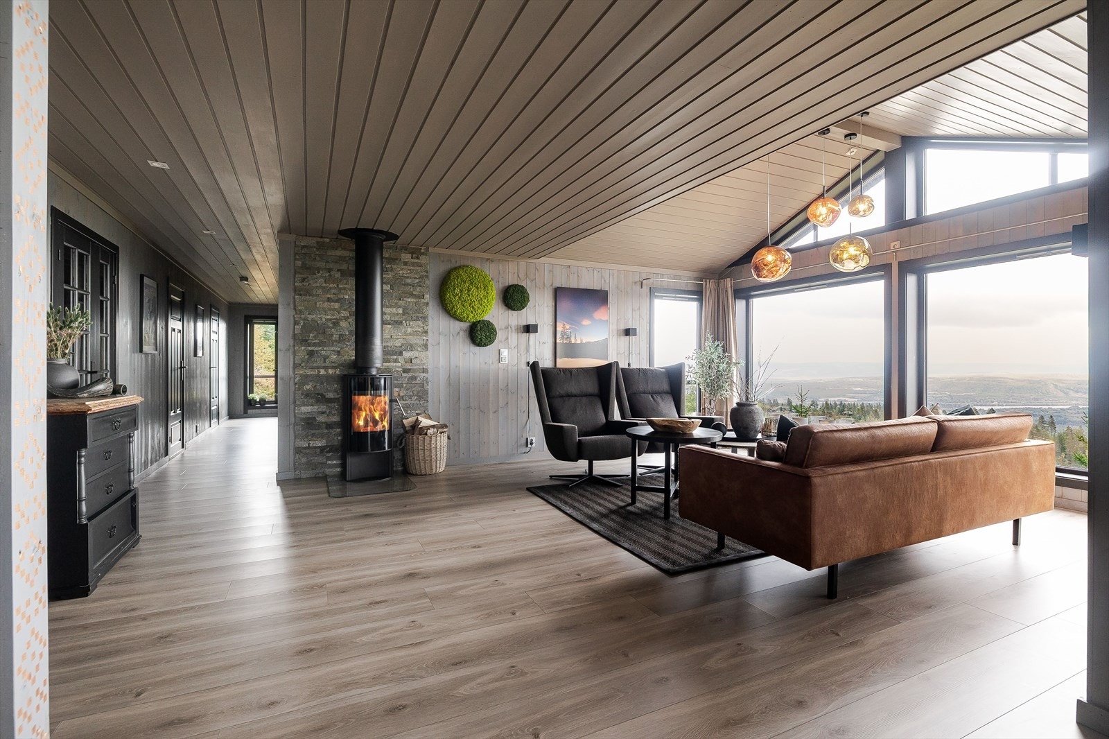 Hytta har en god planløsning med alt på samme plan, med fine oppholdsrom, 4 soverom, bad med badstue, vaskerom, toalettrom og 2 boder. Galleribilde