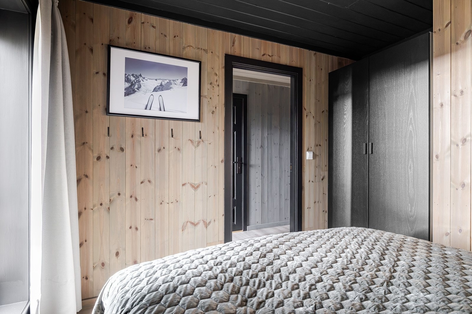 På hovedsoverommet er det integrert garderobeskap. Galleribilde