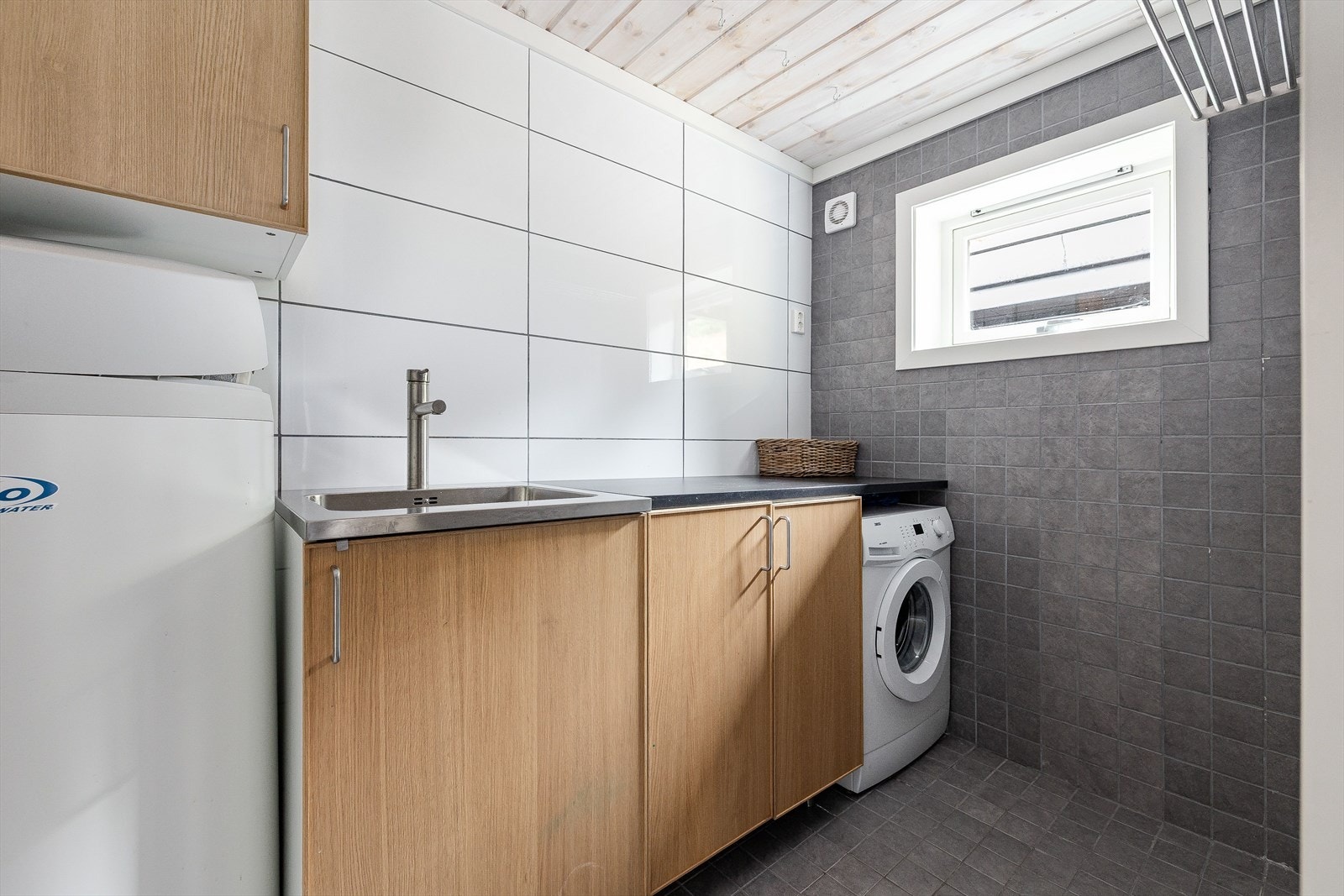 Praktisk separat vaskerom/teknisk rom med skap, kum og varmtvannsbereder. Opplegg for vaskemaskin. Galleribilde