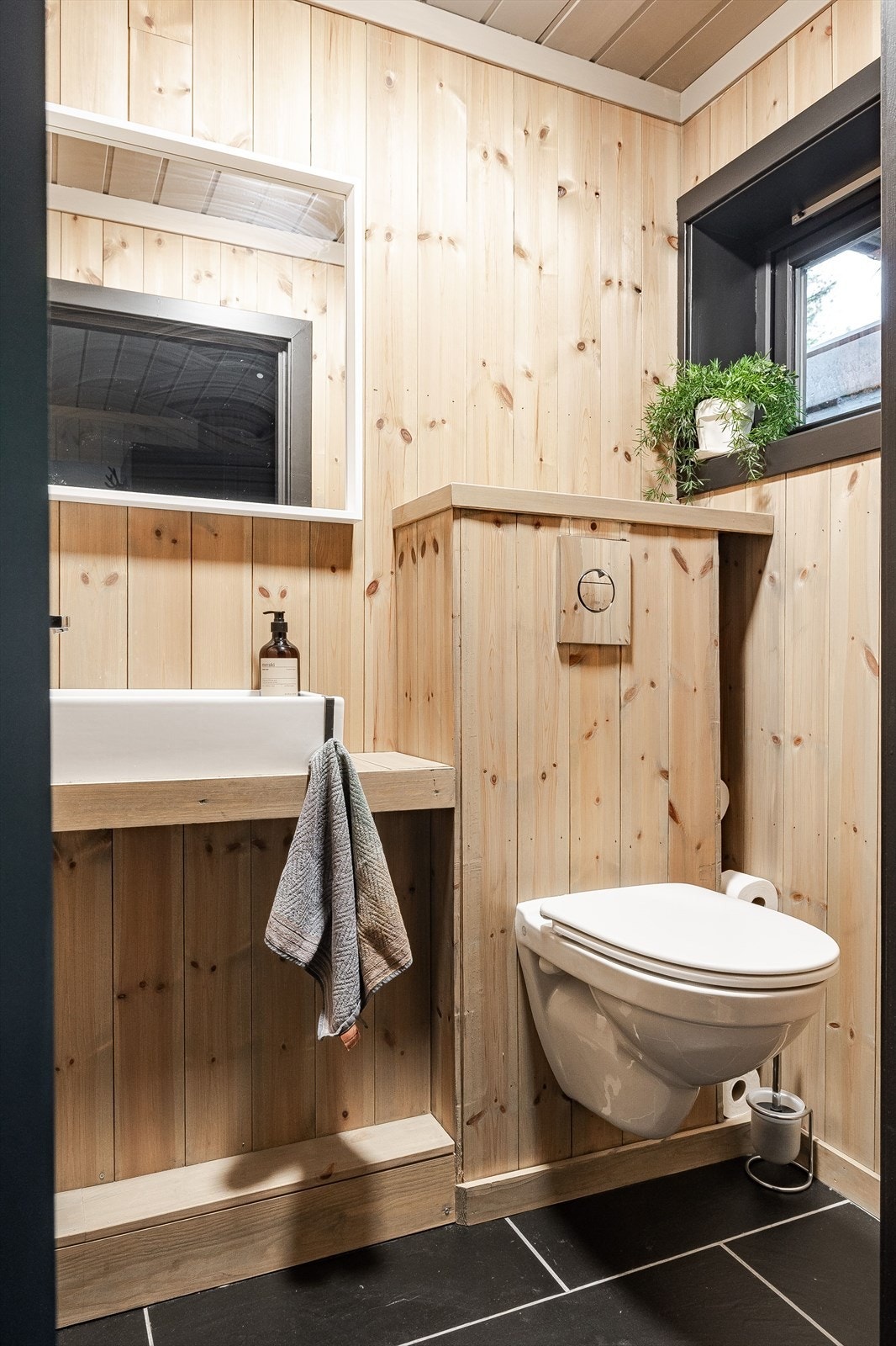 Separat toalettrom med vegghengt toalett og servant. Galleribilde