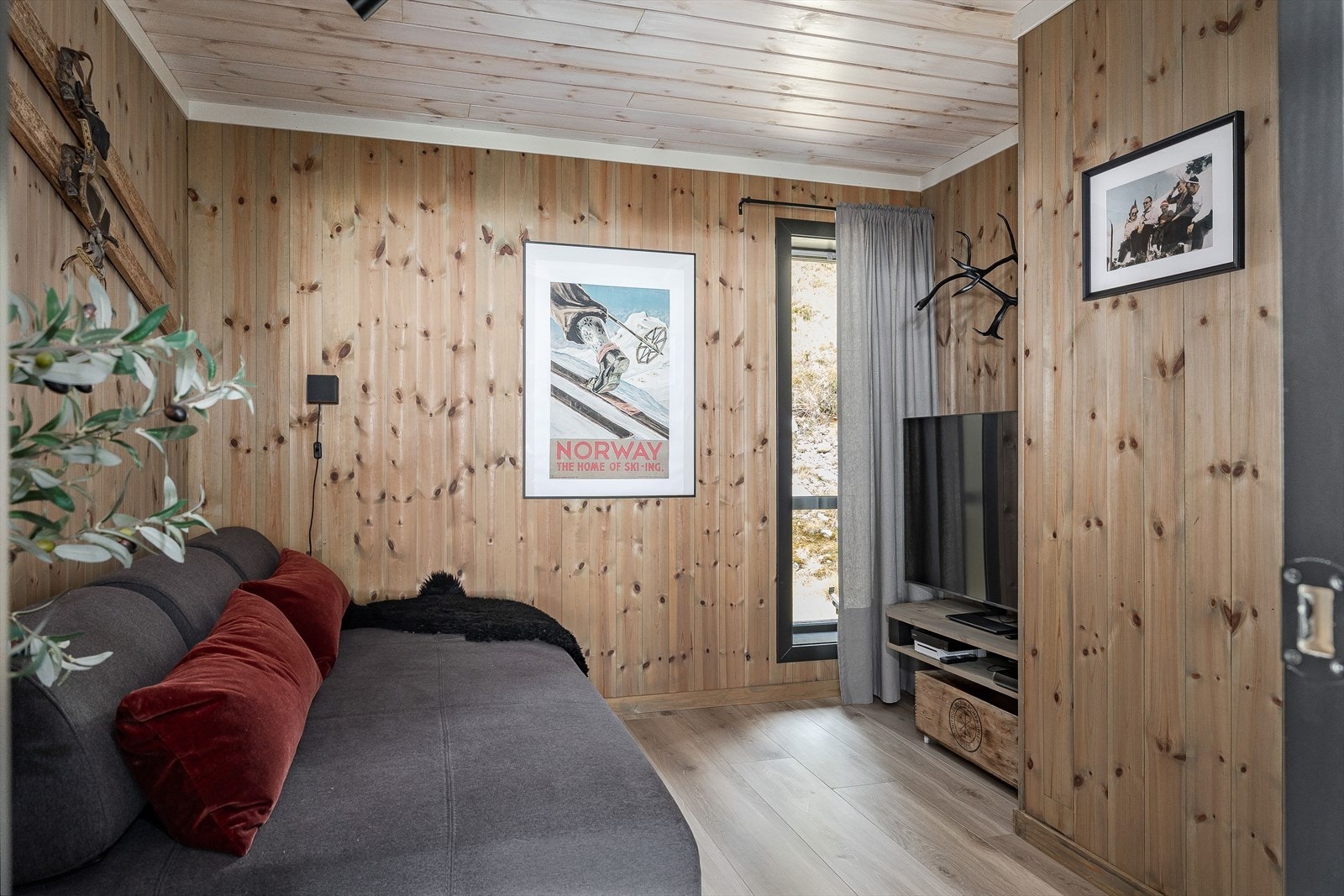 Hytta har også en TV-stue hvor man kan trekke seg tilbake og slappe av. Galleribilde