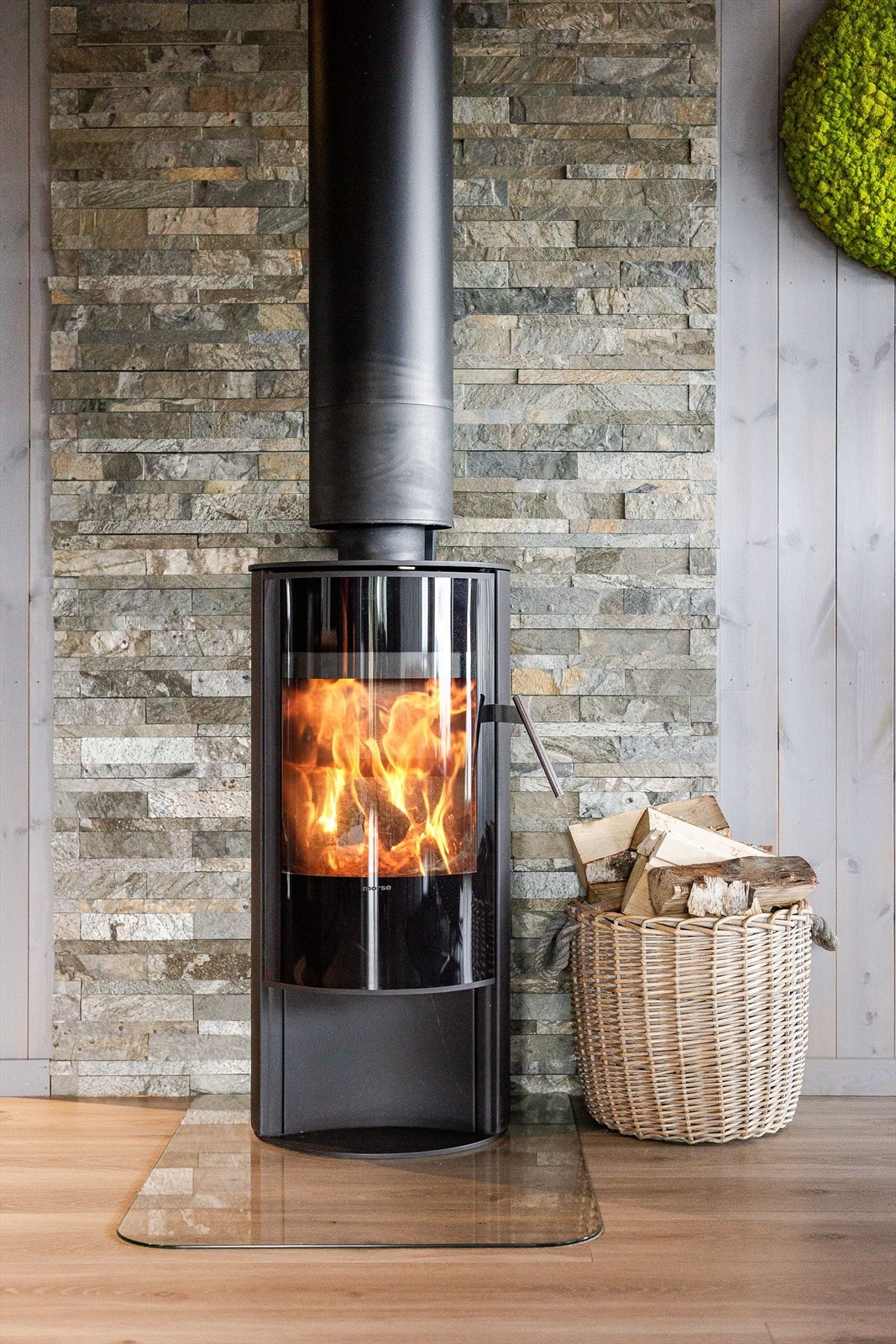 Oppvarming med vedfyring og elvarme. Varmekabler på gulv i enkelte rom. Galleribilde