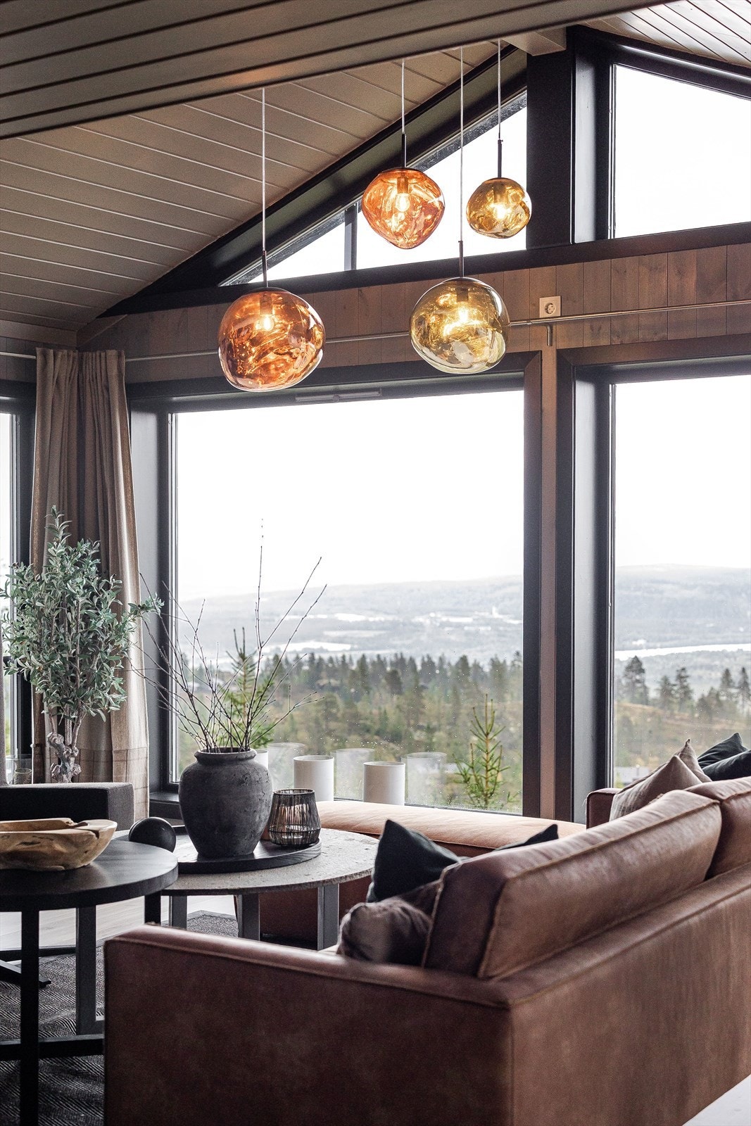 Fra sofakroken kan man virkelig nyte den fine utsikten utover åsen. Galleribilde