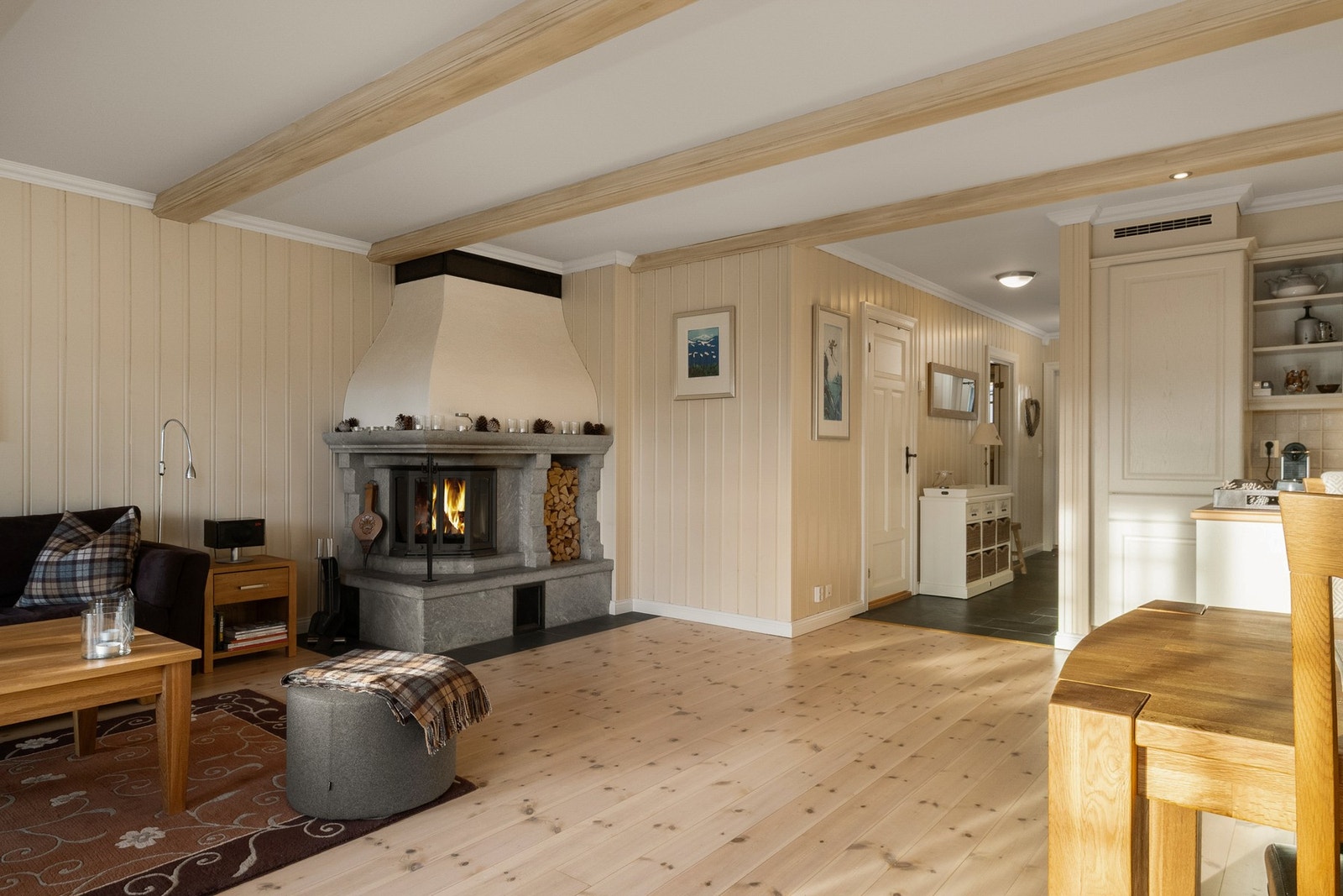 Perfekt plassert ved siden av peisen for ekstra hygge. Galleribilde