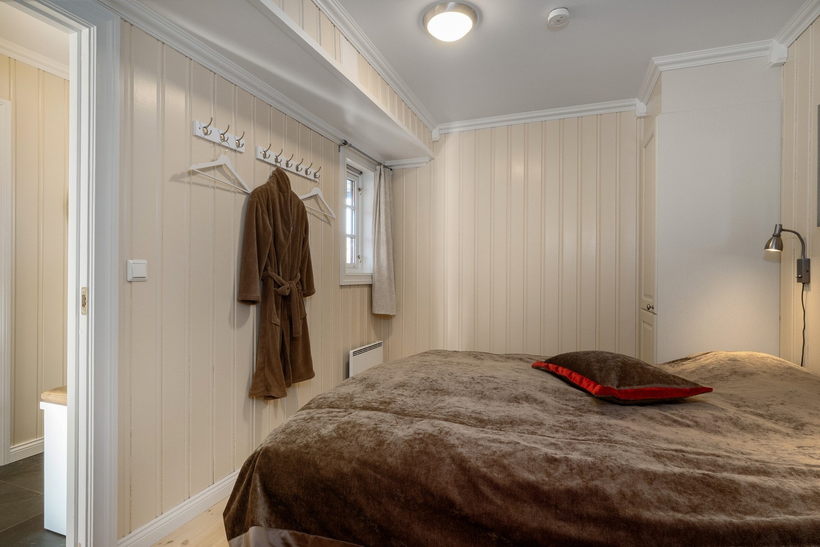 Hovedsoverommet har plass til dobbeltseng. Klesoppbevaring i garderobeskap. Galleribilde