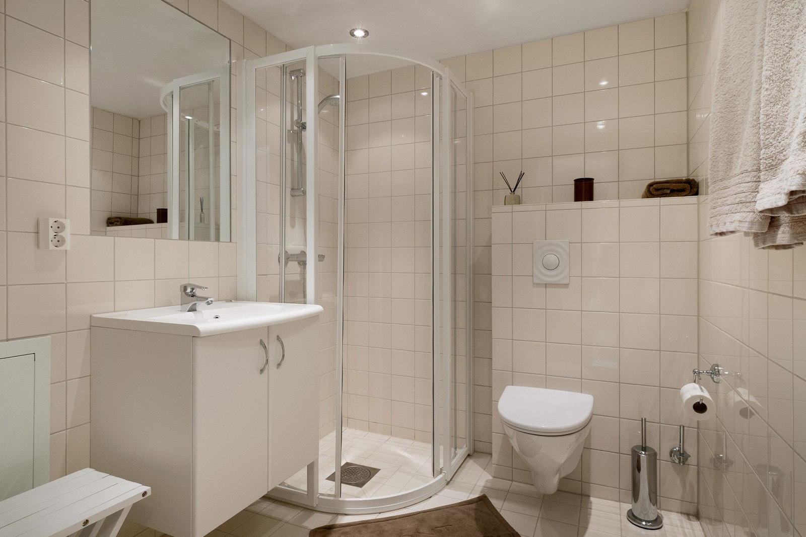 Bad 2 innredet med vegghengt servantinnredning, dusjhjørne med dører og vegghengt toalett. Galleribilde