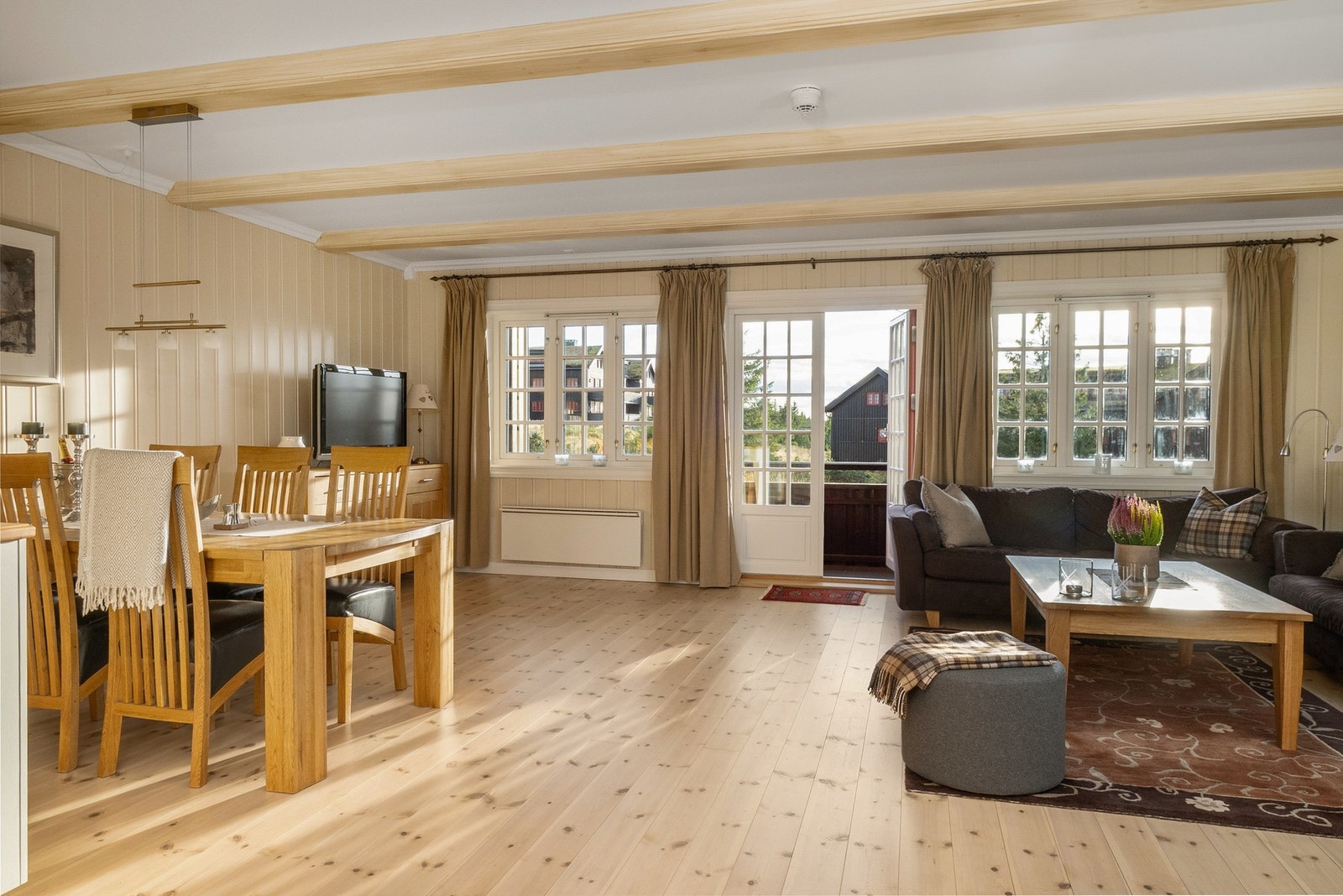 Utgang fra stuen til en solrik, sørvestvendt balkong på 9 m². Galleribilde