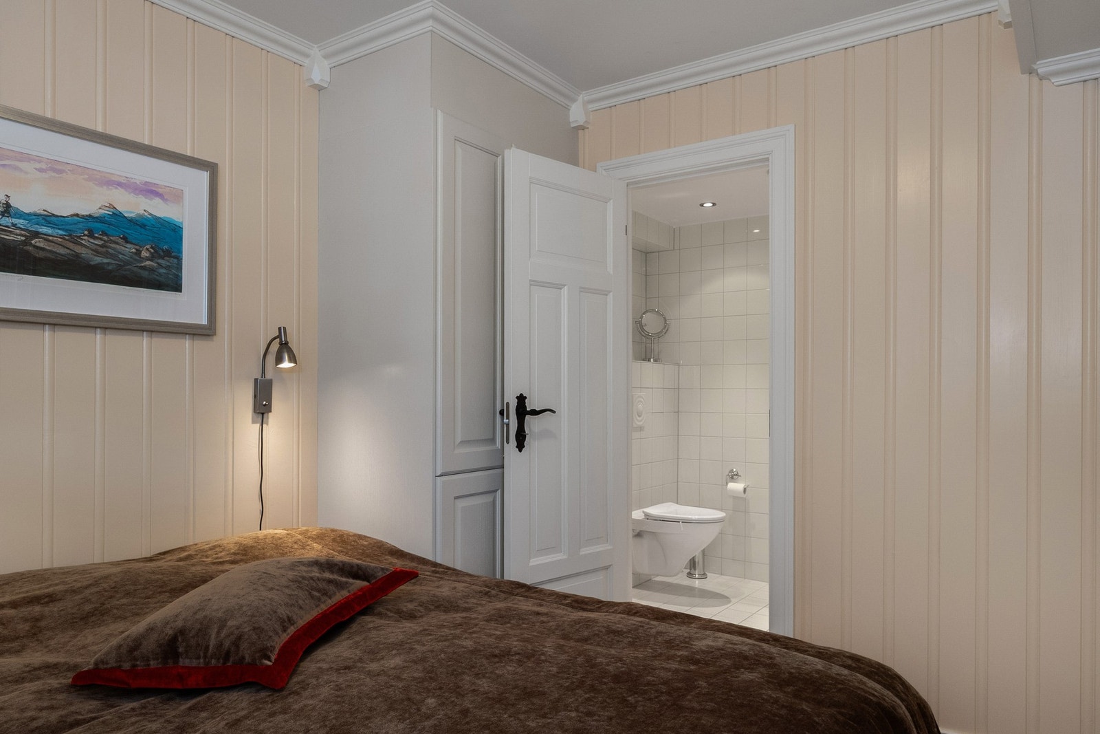 Direkte inngang til bad fra hovedsoverommet. Galleribilde