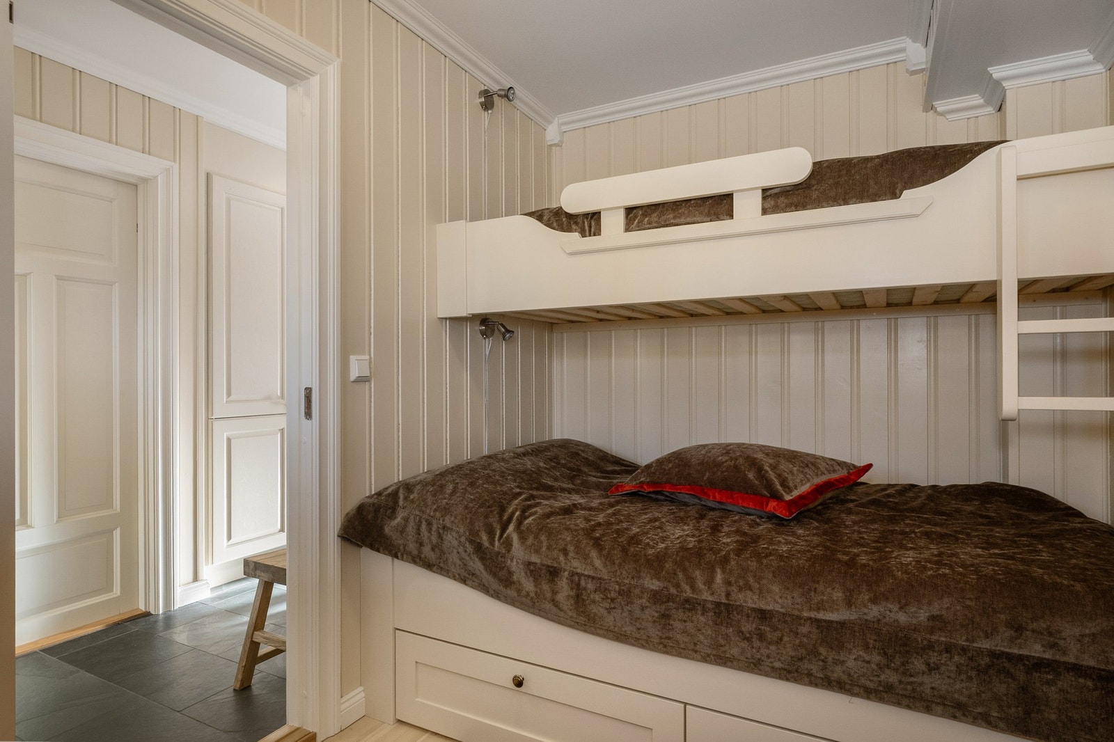 Soverom 2 er innredet med plassbygd køyeseng. Bredde underkøye 130cm. Overkøye: 90cm. Galleribilde