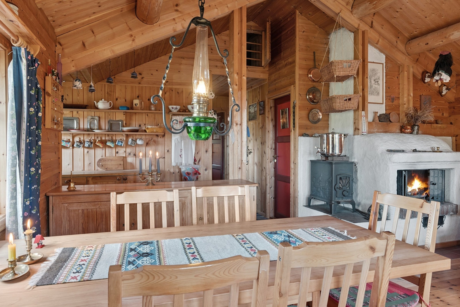 Den åpne løsningen gir en god romfølelse og binder de ulike sonene sammen. Galleribilde