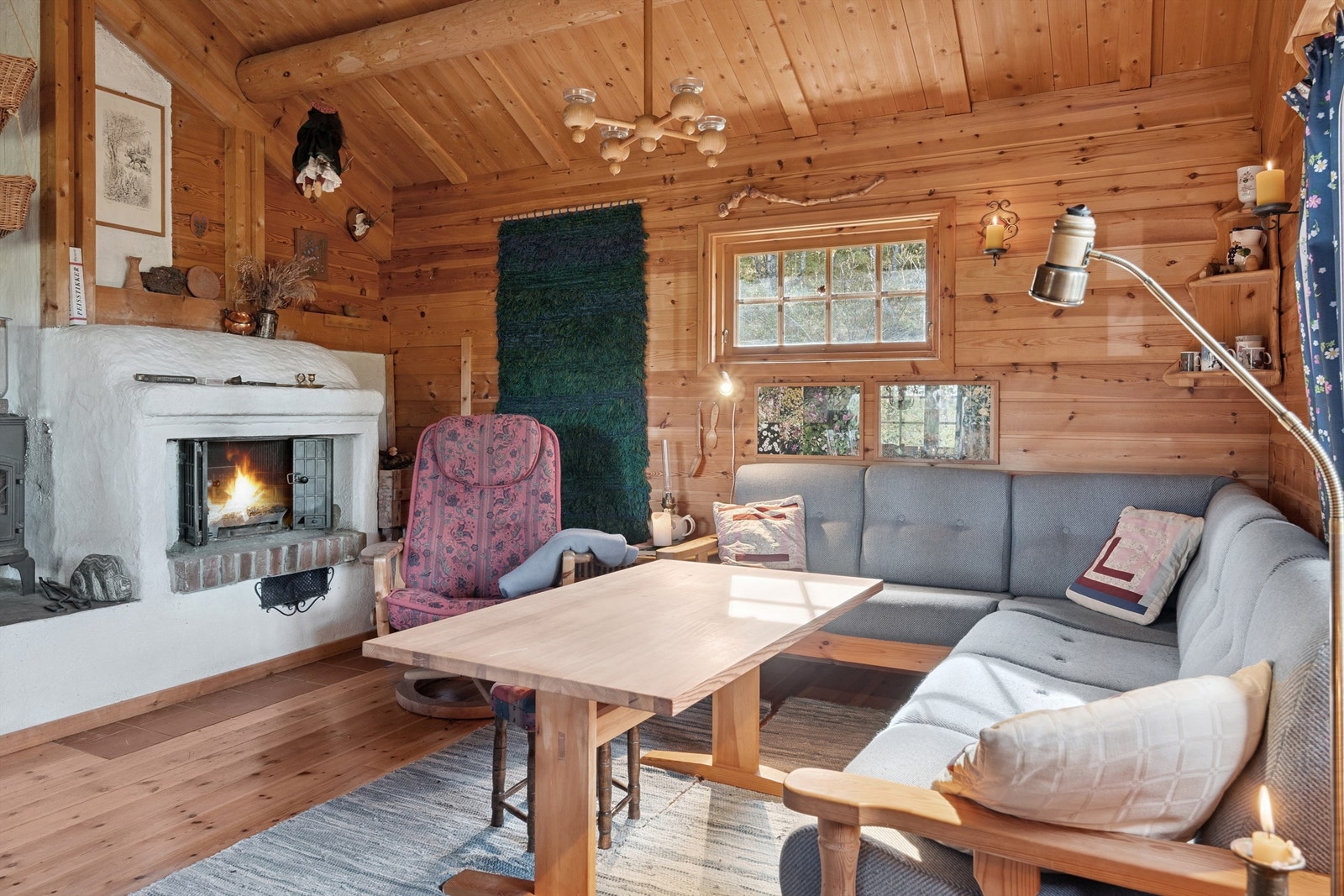 Stuen er hyttas naturlige samlingspunkt med en murt peis som gir god varme. Galleribilde