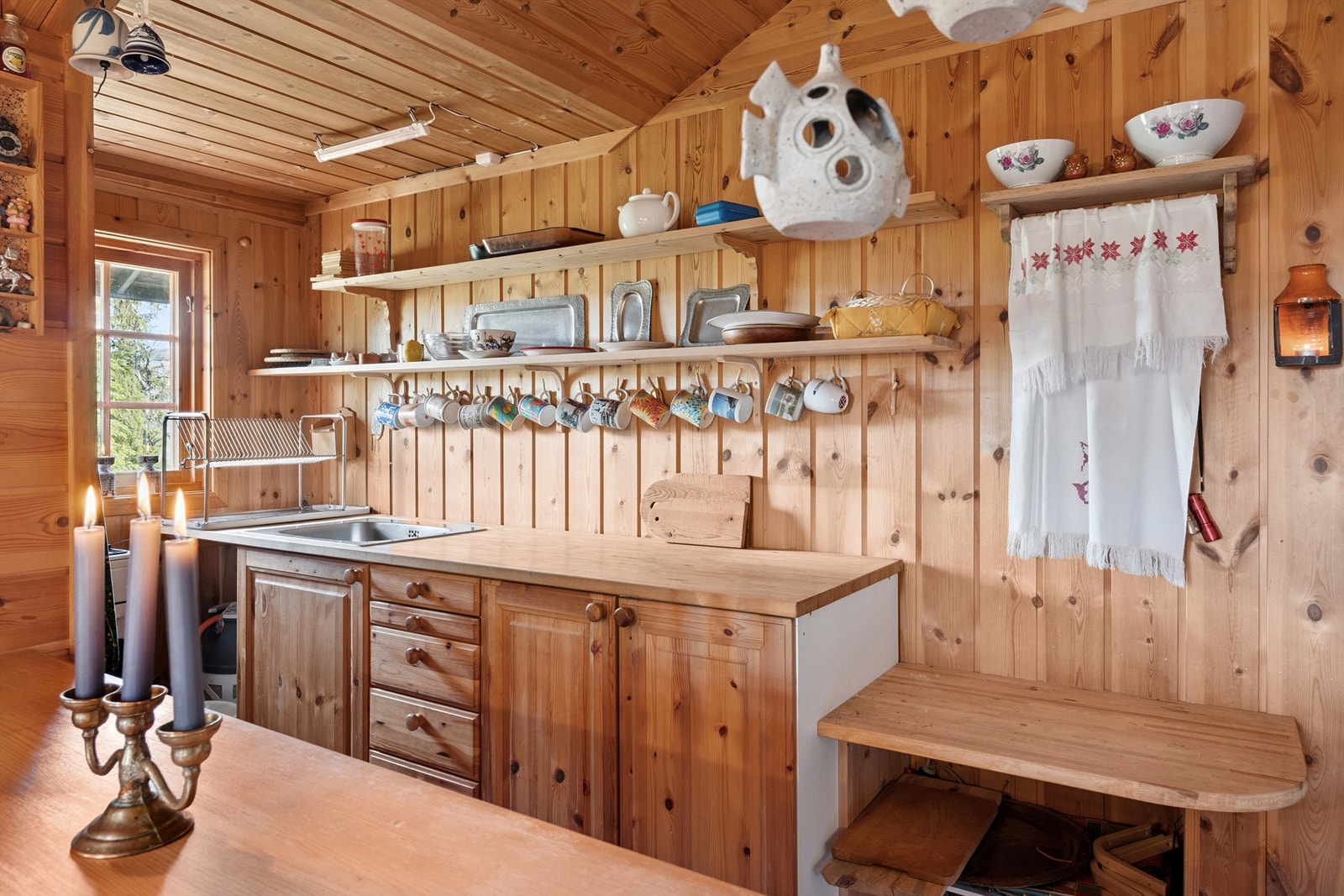 Kjøkkenet ligger i åpen løsning mot stuen, men er samtidig praktisk tilbaketrukket. Galleribilde