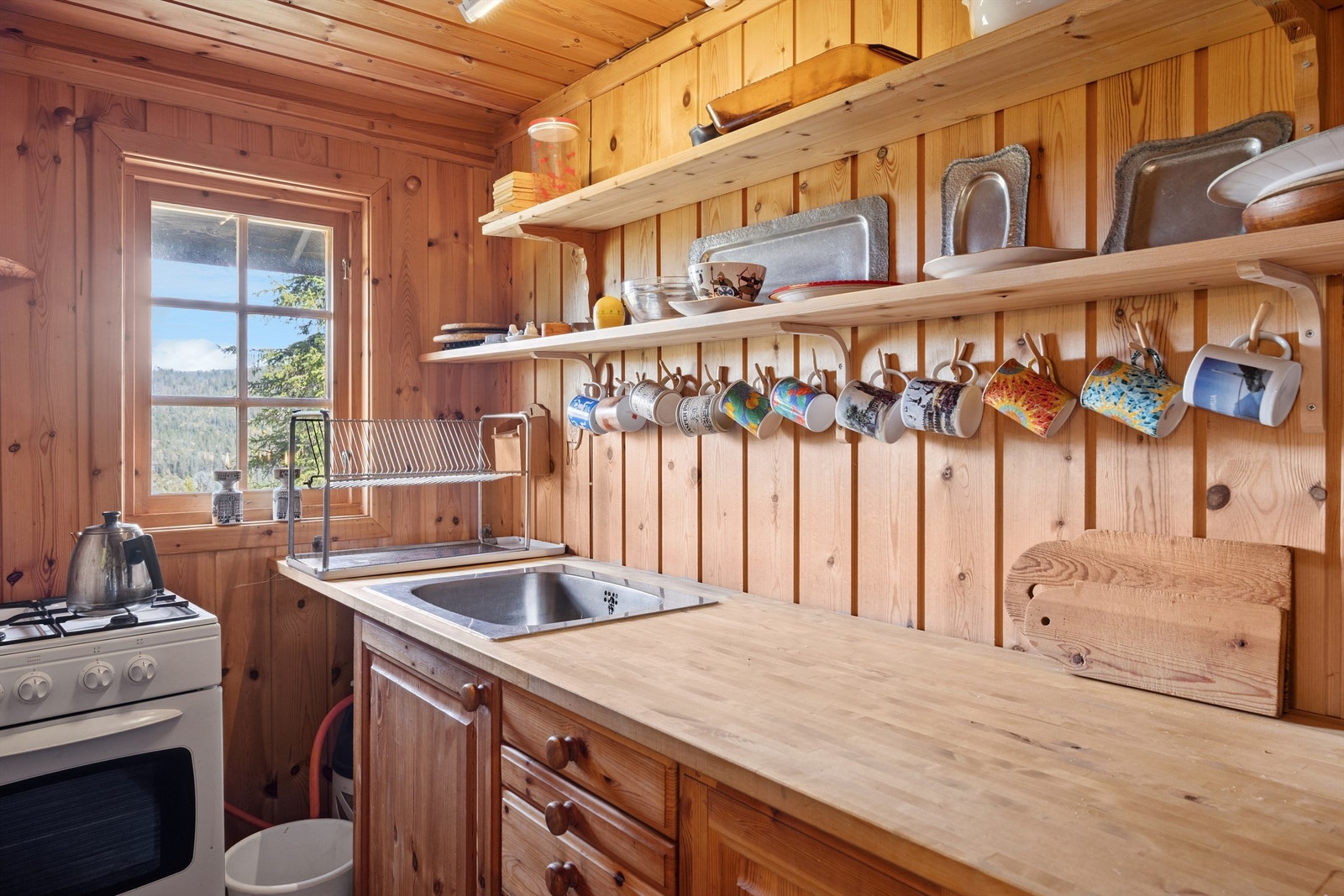 Det er klargjort for frittstående komfyr på gass. Strøm til hytta leveres av solcellepanel. Galleribilde