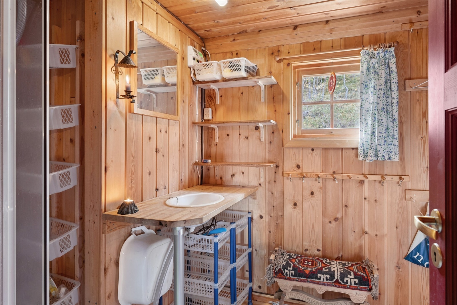 Toalettrommet er utstyrt med en enkel servantløsning. Eiendommen har ikke innlagt vann. Galleribilde