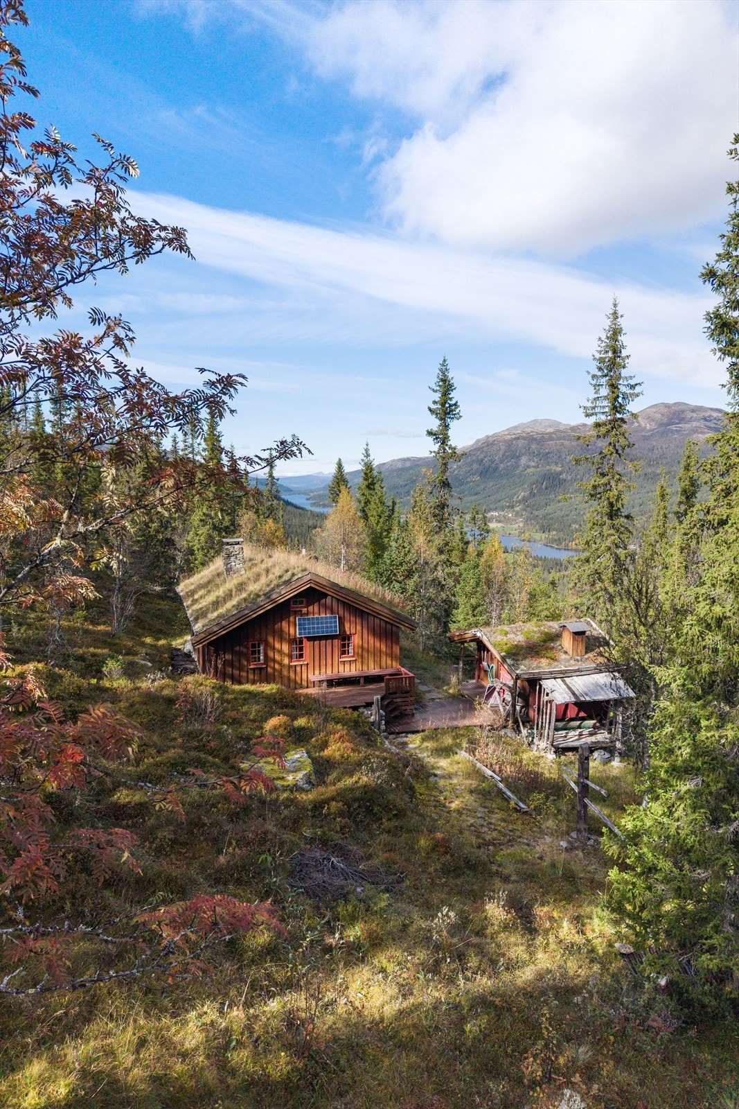 Eiendommen ligger usjenert til i skogsterreng i Espedalen, et område kjent som 'Vår Vennlige Villmark'. Galleribilde