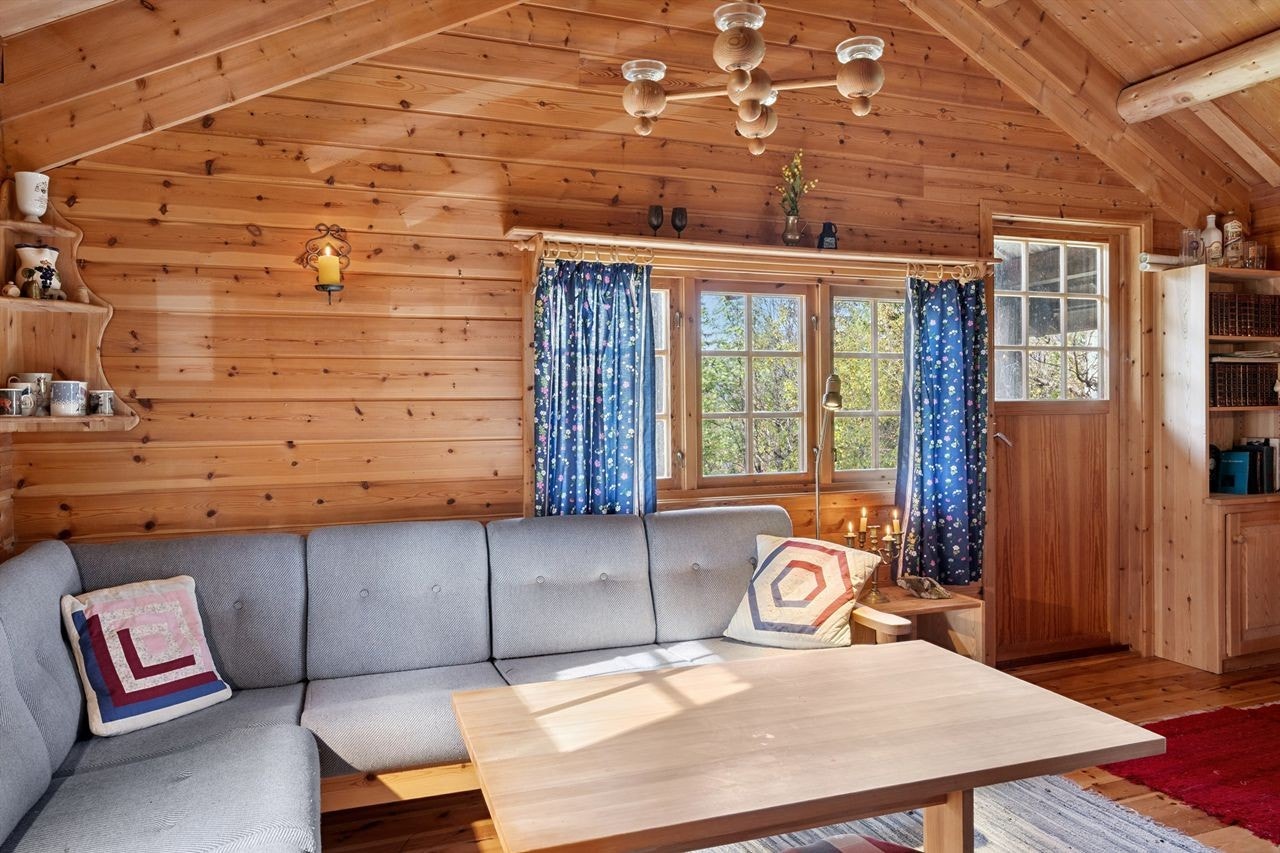 Stuen har en praktisk, plassbygd sittebenk som utnytter plassen godt. Galleribilde