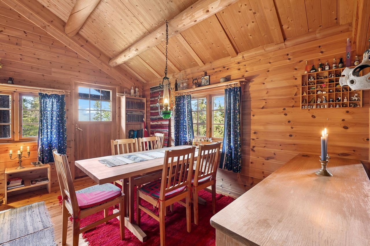 Spisestuen har plass til mange rundt bordet og er plassert sentralt i rommet. Galleribilde