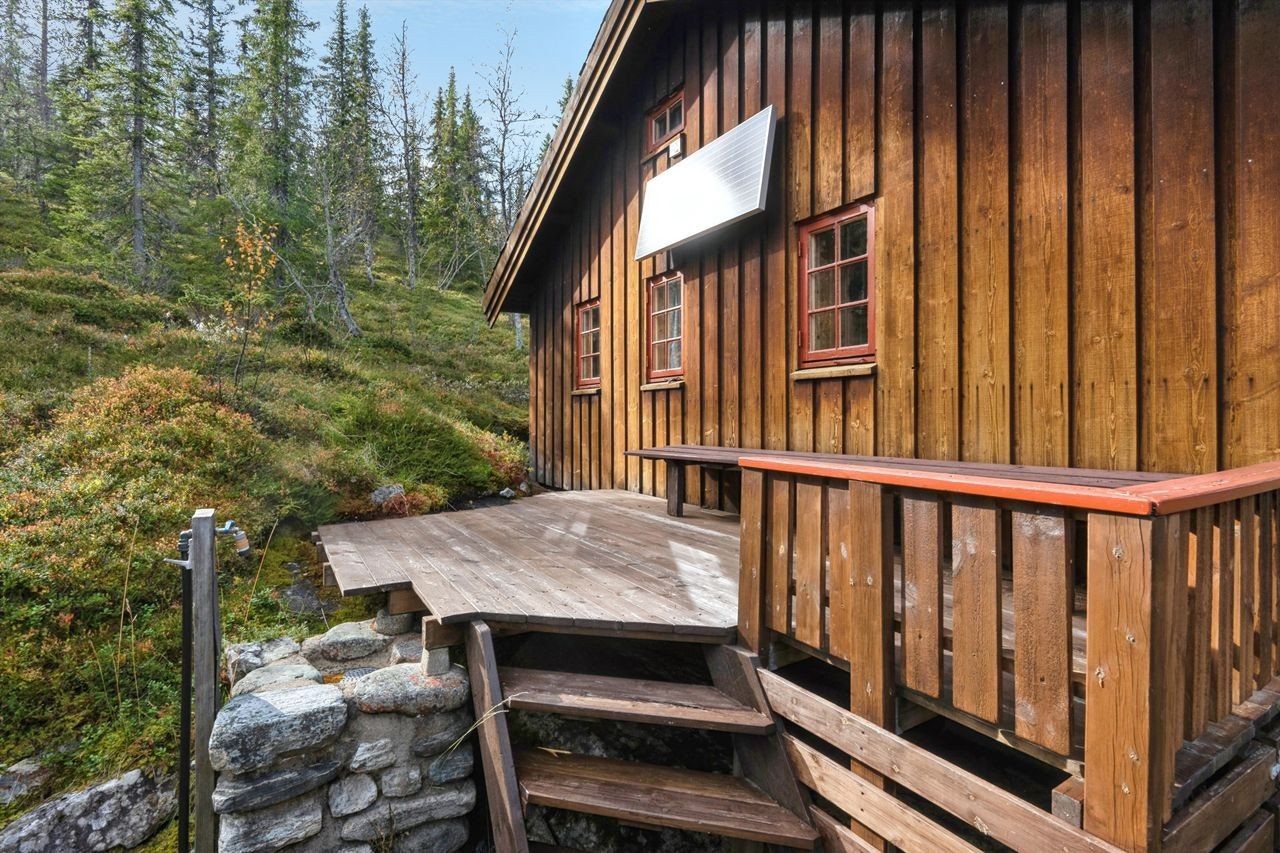 Hytta har en sørvendt terrasse på ca. 5 m² og solcellepanel for strømforsyning. Galleribilde