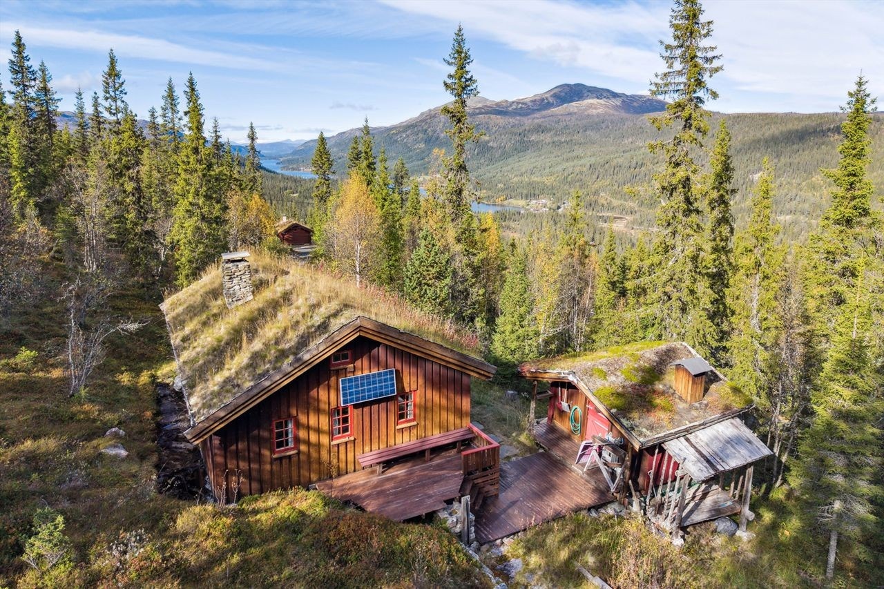En sjarmerende fritidseiendom bestående av hytte og et separat uthus. Galleribilde