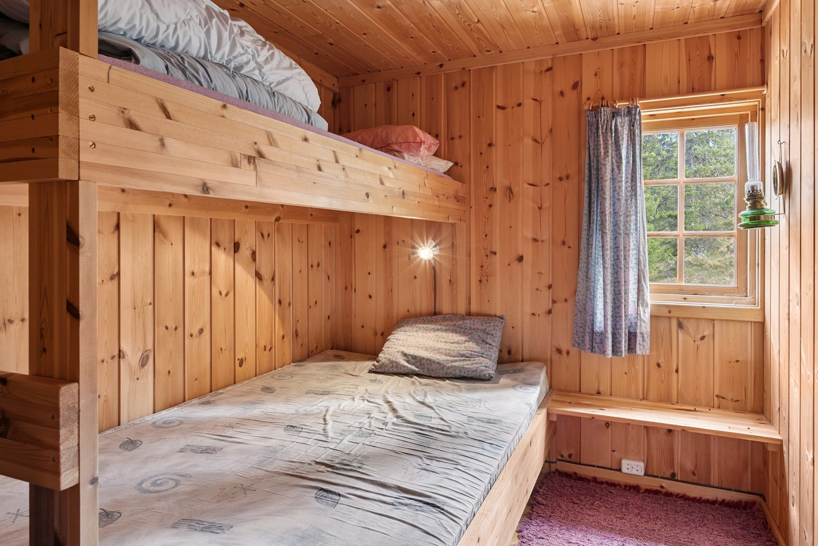 Hytta inneholder tre soverom. Dette har en plassbygd køyeseng. Galleribilde