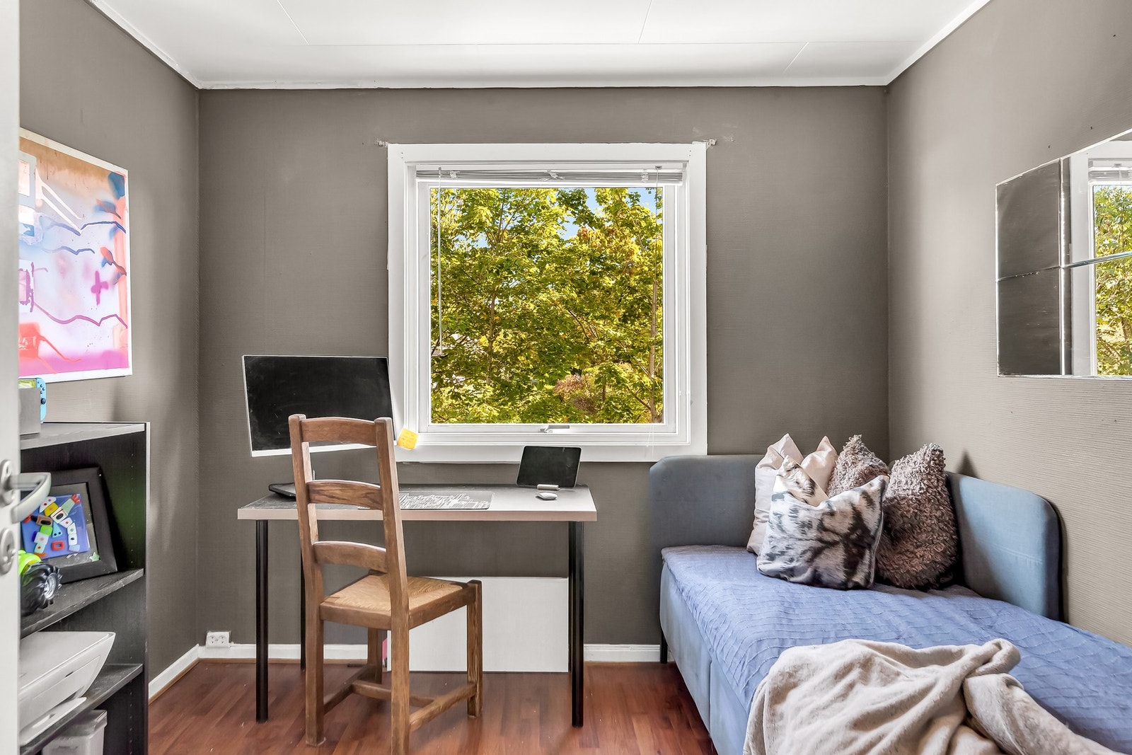 Hyggelig rom som egner seg som barnerom, gjesterom eller kontor. Galleribilde