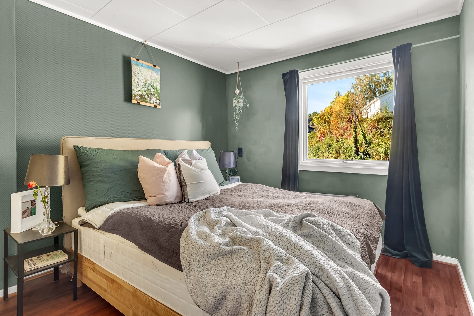 Romslig hovedsoverom med god plass til dobbeltseng og garderobe Galleribilde