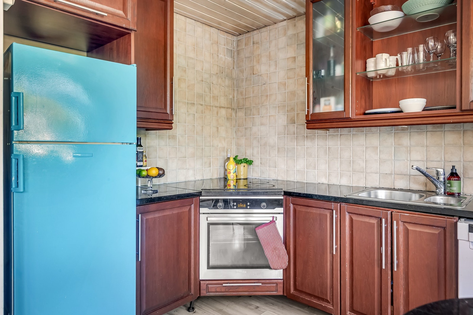 Praktisk utforming med rikelig skapplass og benkeflater til matlaging Galleribilde