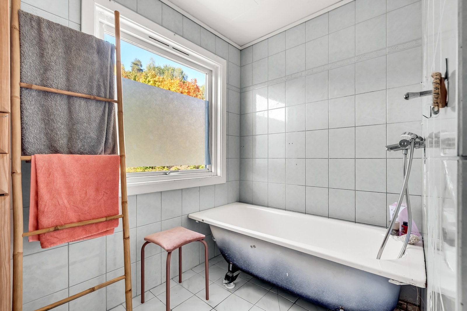 Funksjonelt bad med servant, speilskap og naturlig avtrekk Galleribilde