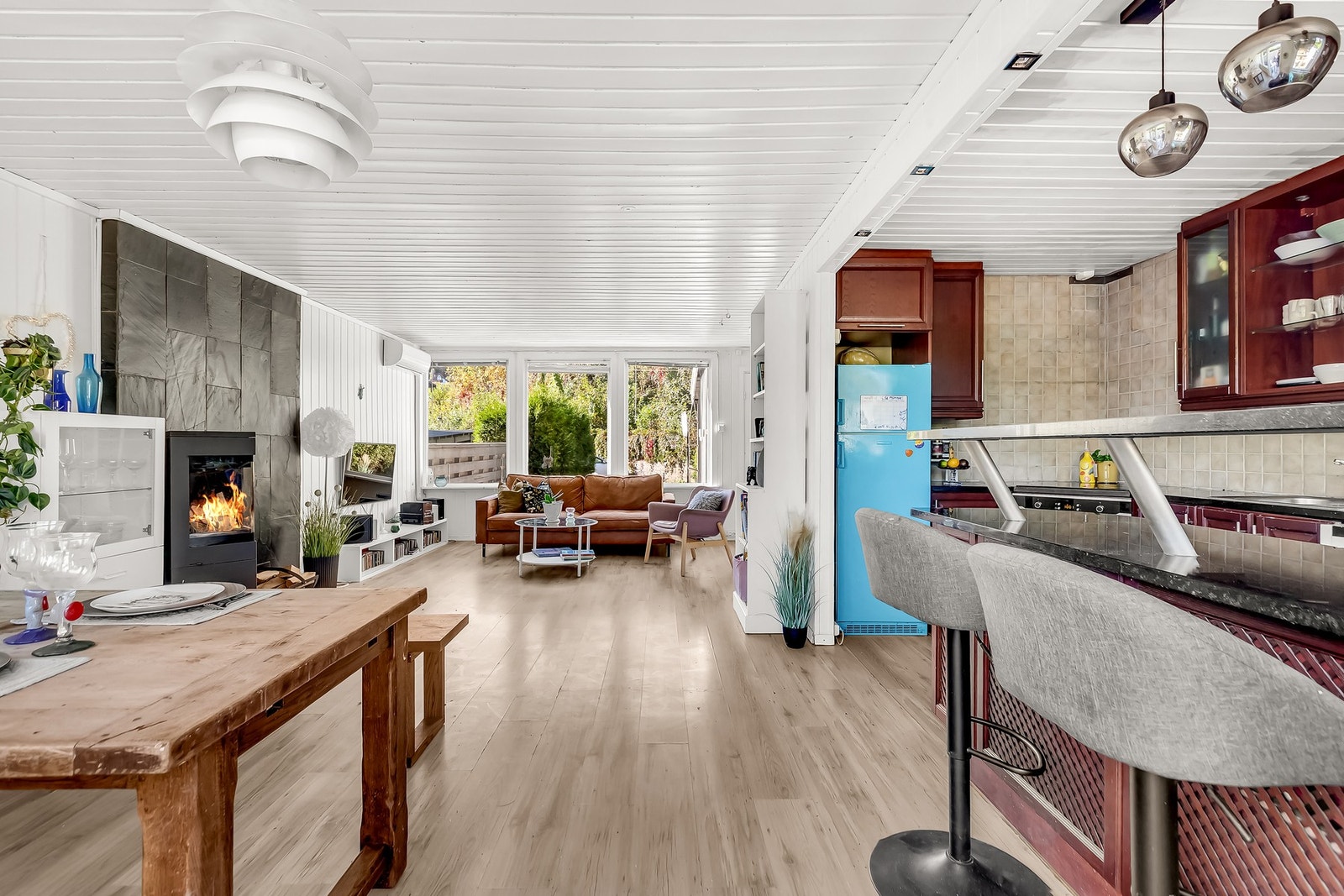 Kjøkkenet er en naturlig del av stue og spiseplass - ideelt for sosiale måltider Galleribilde