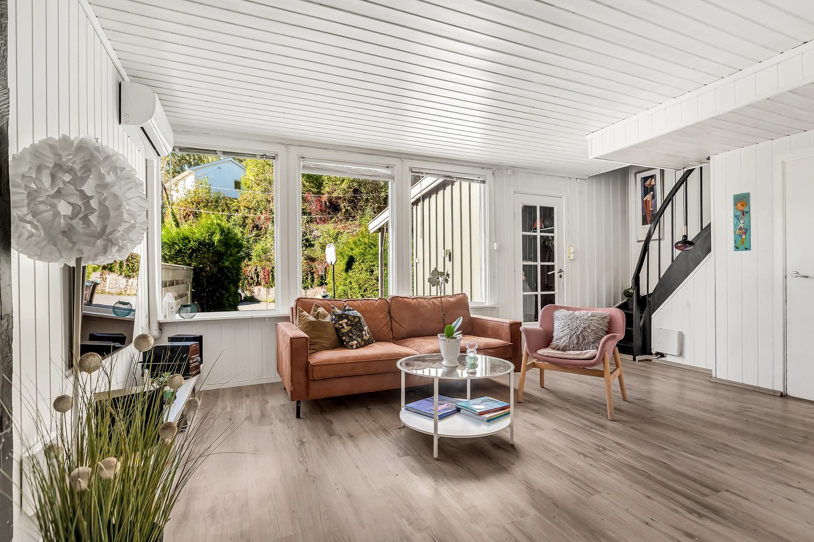 Oppvarming med både varmepumpe og vedfyring gir fleksibel komfort Galleribilde