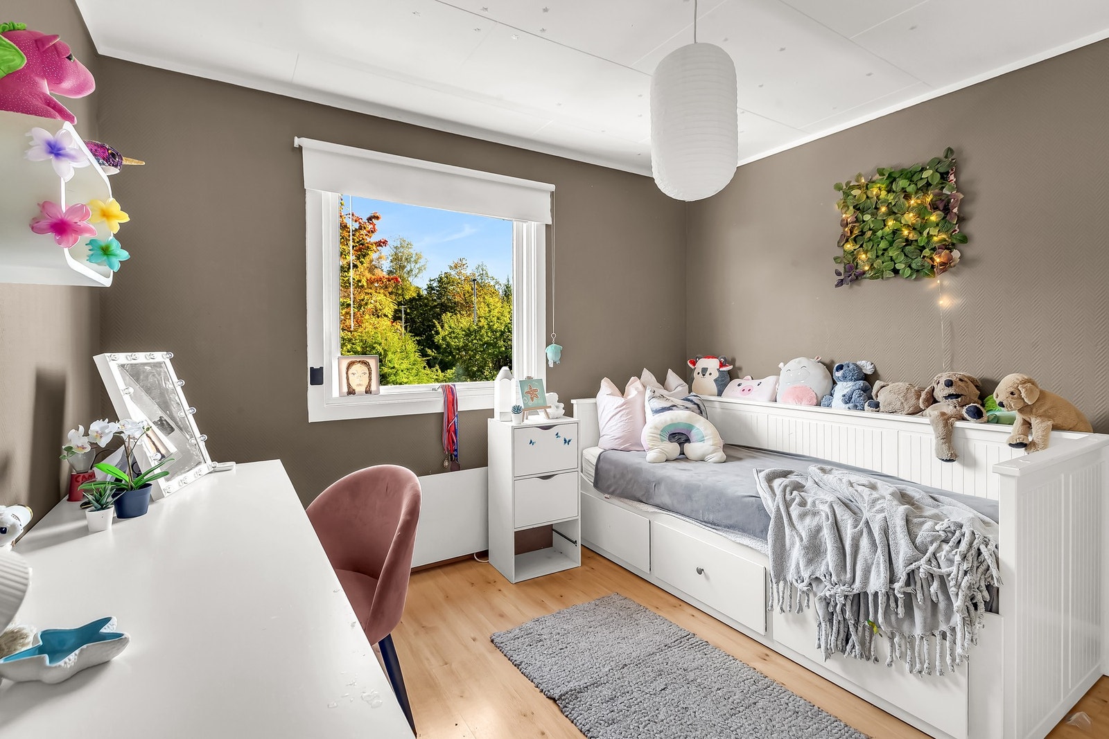 Lyst soverom som passer godt som barnerom eller hjemmekontor Galleribilde