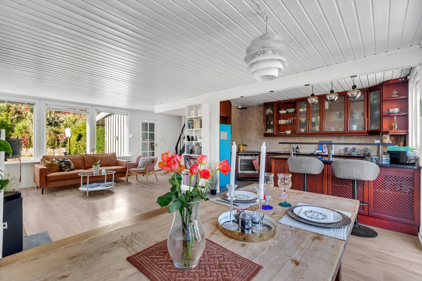 Praktisk plassert spiseplass i tilknytning til kjøkkenet, med god plass til langbord for familie og gjester Galleribilde