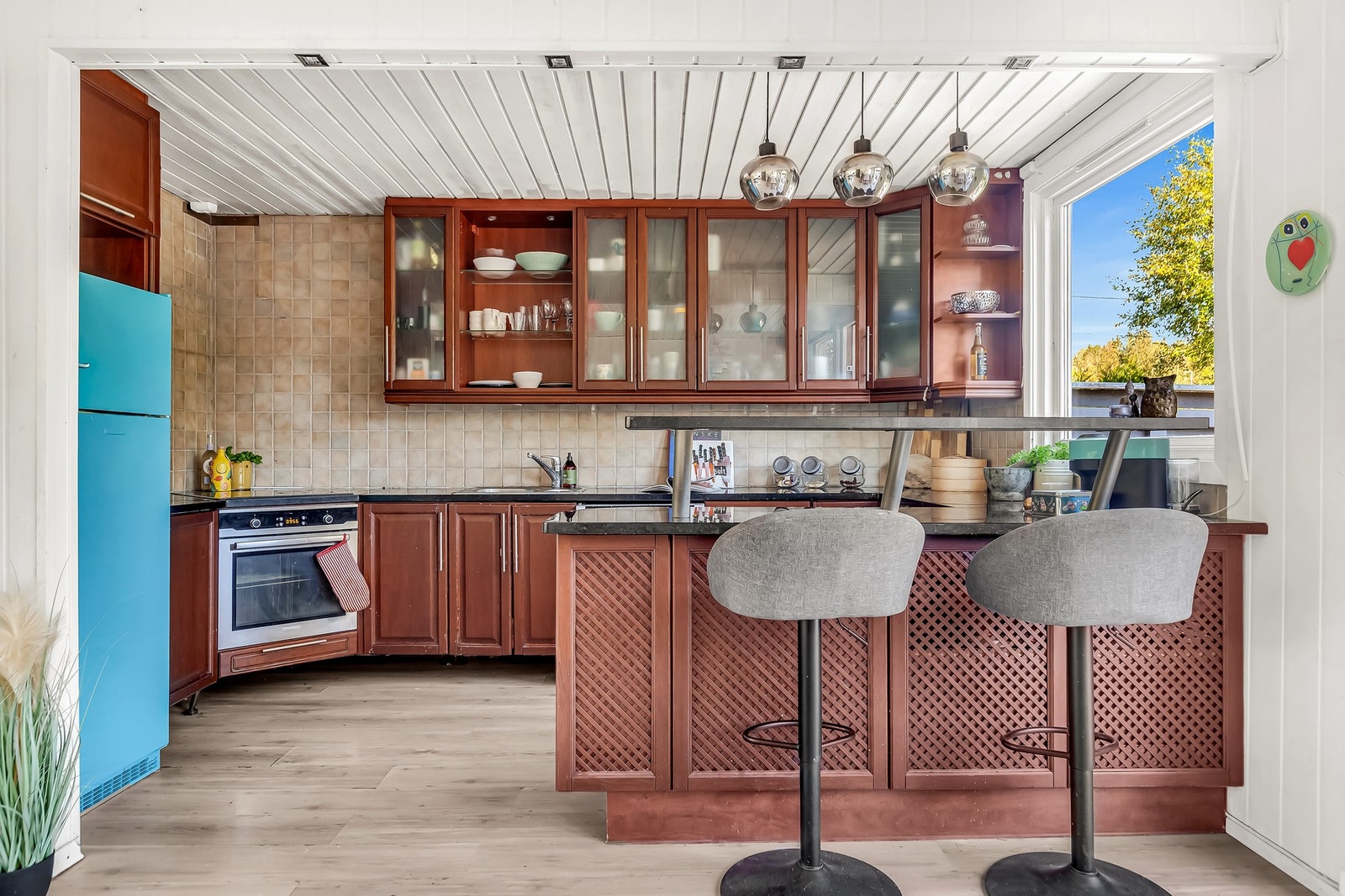 Integrert stekeovn og platetopp, samt plass til oppvaskmaskin og kjøleskap Galleribilde