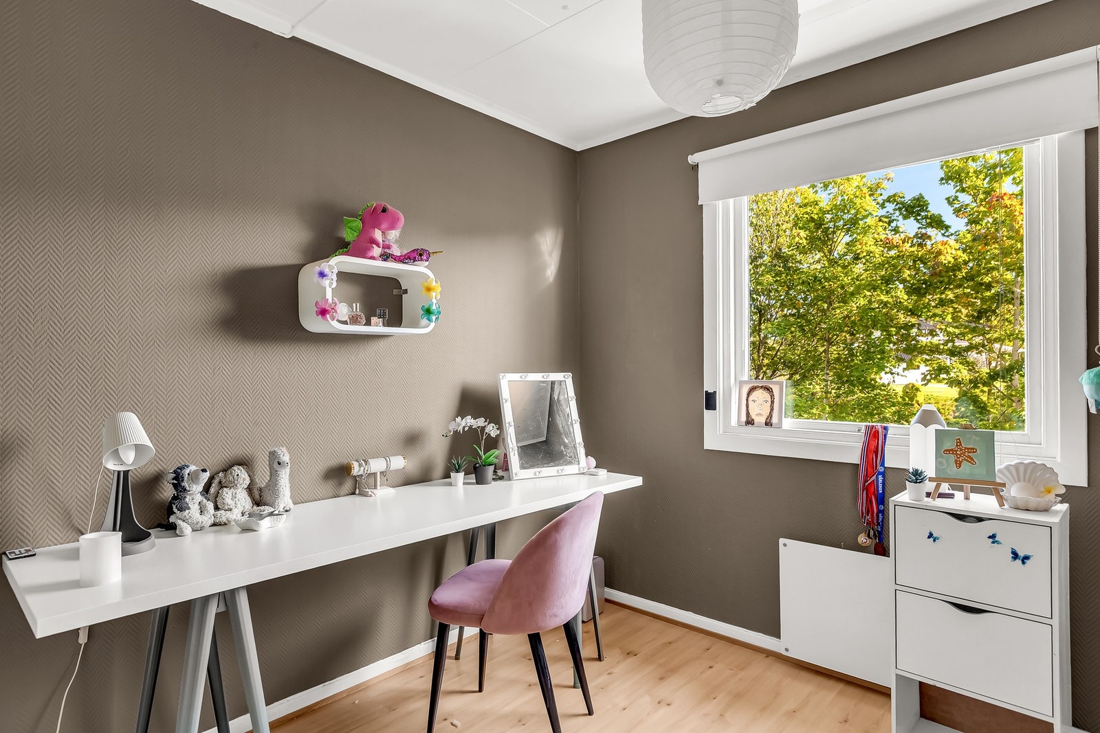 God planløsning med plass til seng, skrivepult og oppbevaring Galleribilde