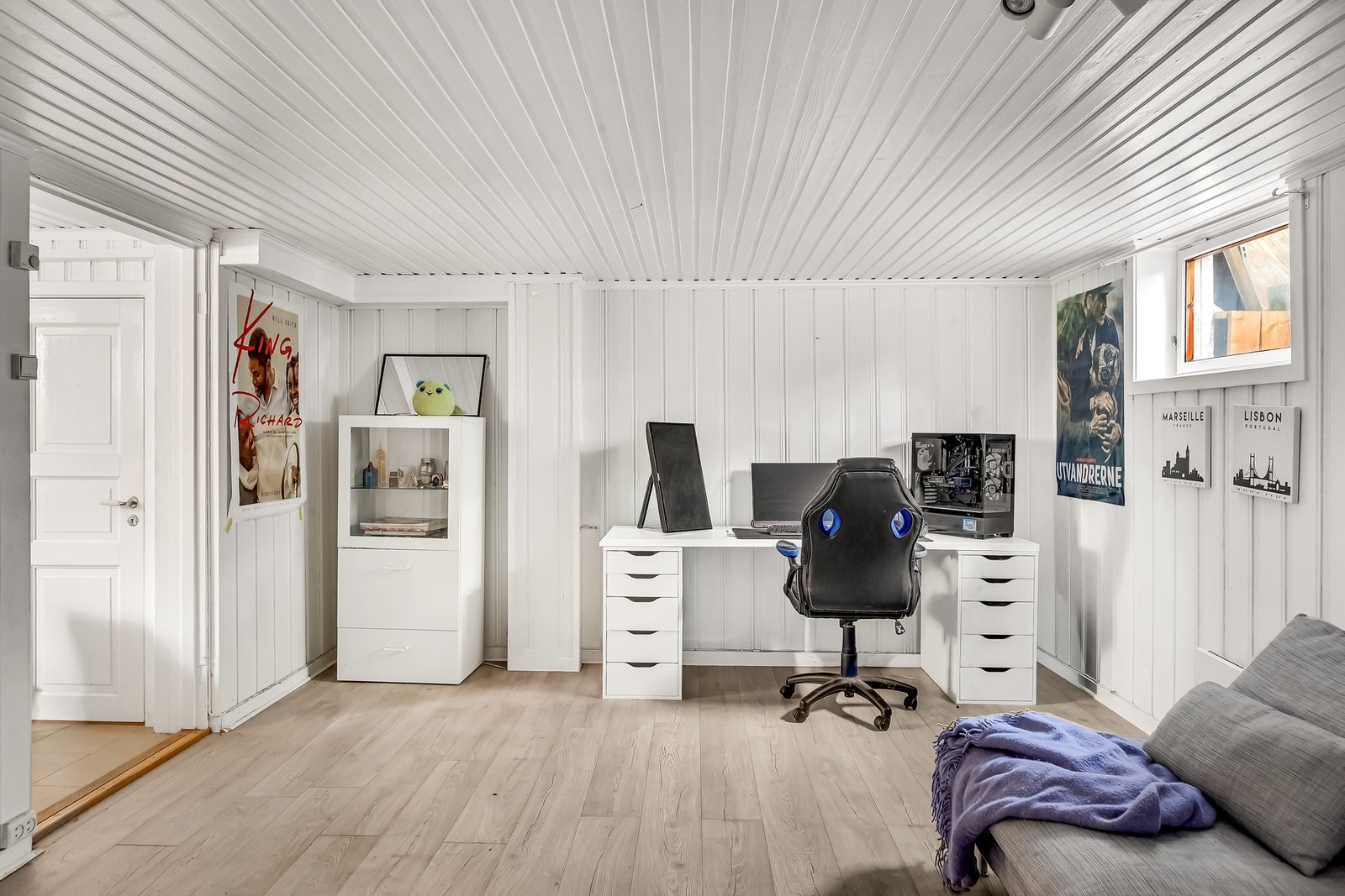 Romslig kjellerstue med vedovn - perfekt som ekstra oppholdsrom Galleribilde