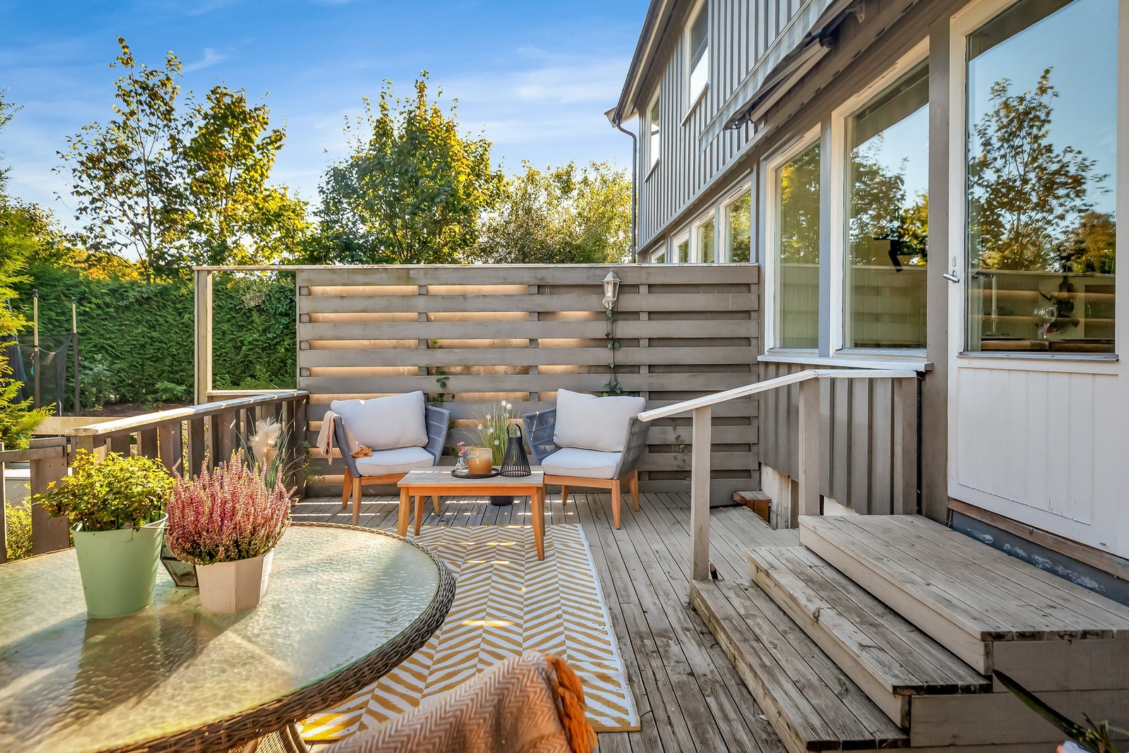 Flott terrasse med god plass for grilling, lek eller rolige stunder Galleribilde