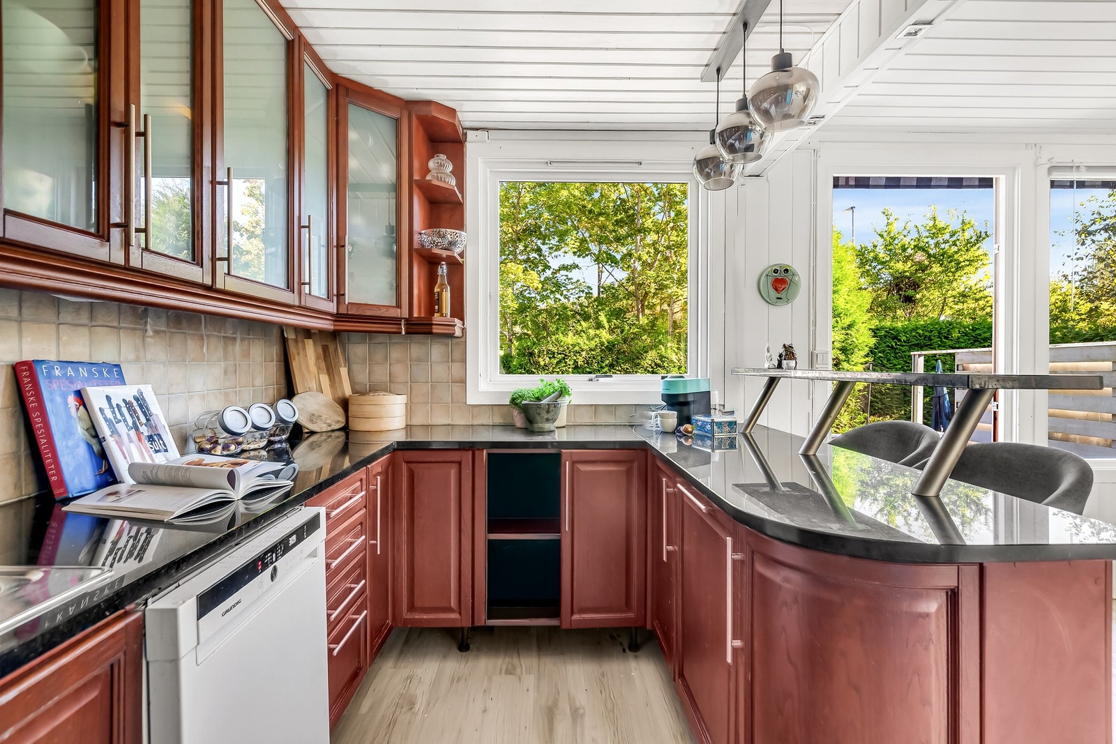 Fliser mellom benk og overskap gir en slitesterk og lettstelt flate Galleribilde