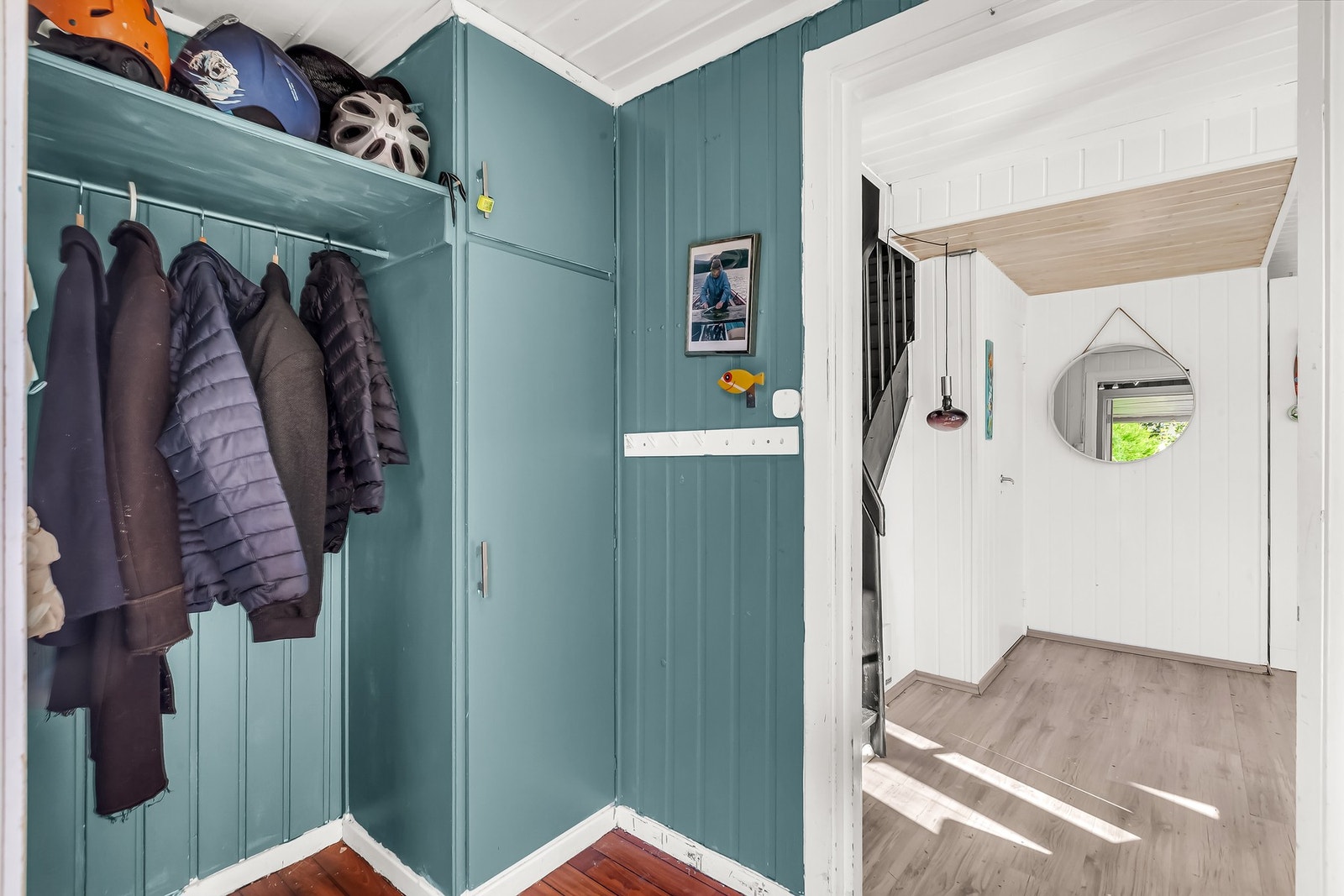 Innbydende entré med utgang til terrasse - god plass til garderobe Galleribilde