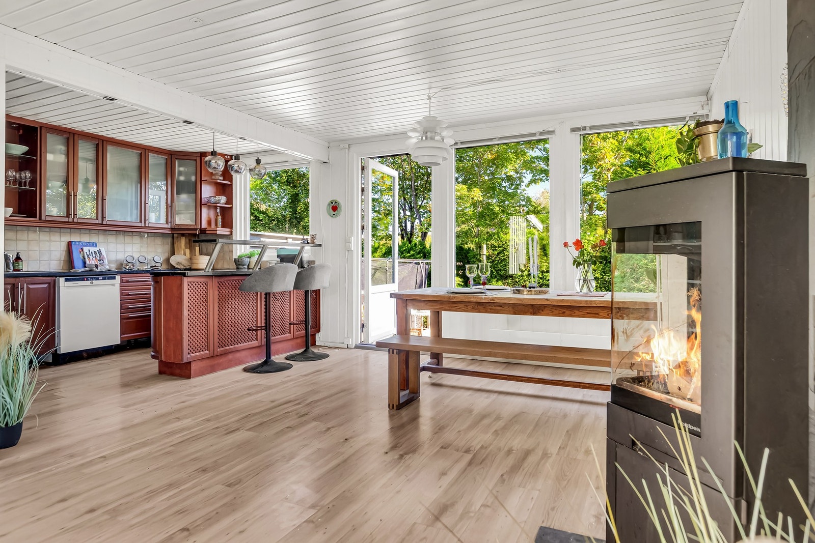 Direkte utgang til terrasse på ca. 24 m² - enkelt å flytte selskapet ut på varme dager Galleribilde